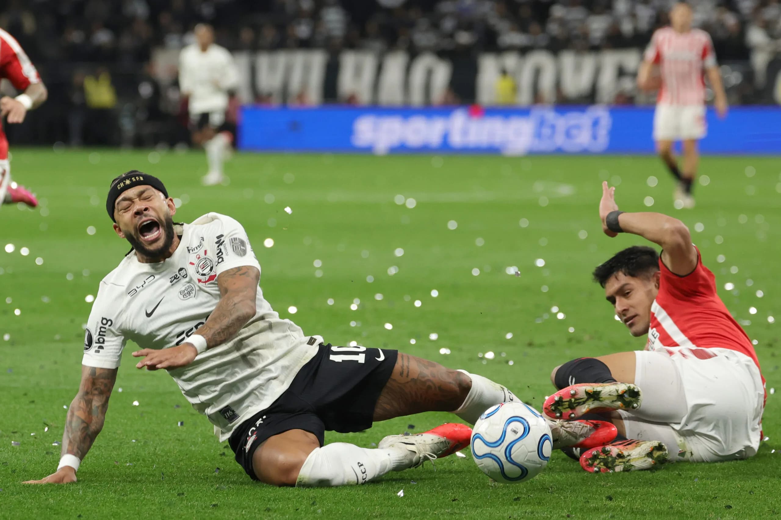 Memphis Depay e Santíago Núñez disputam bola em Corinthians x Estudiantes - EFE/ Sebastiao Moreira