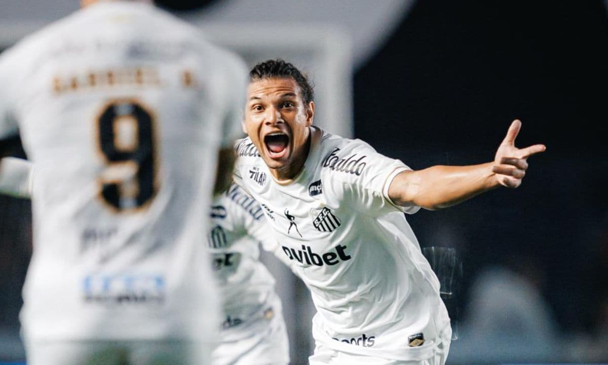 Deslocado para a zaga, Arão tem se destacado em nova função no Santos - Raul Baretta/Santos FC
