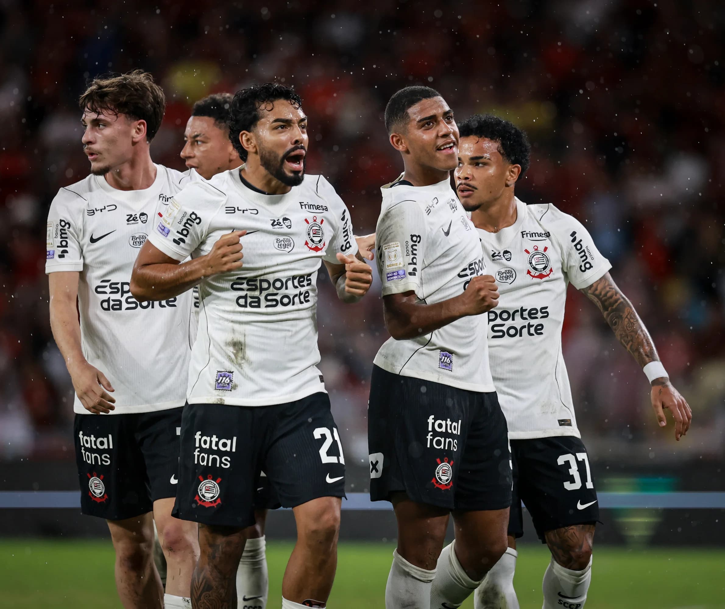 Elenco do Corithians durante partida contra o Flamengo, pelo Brasileirão