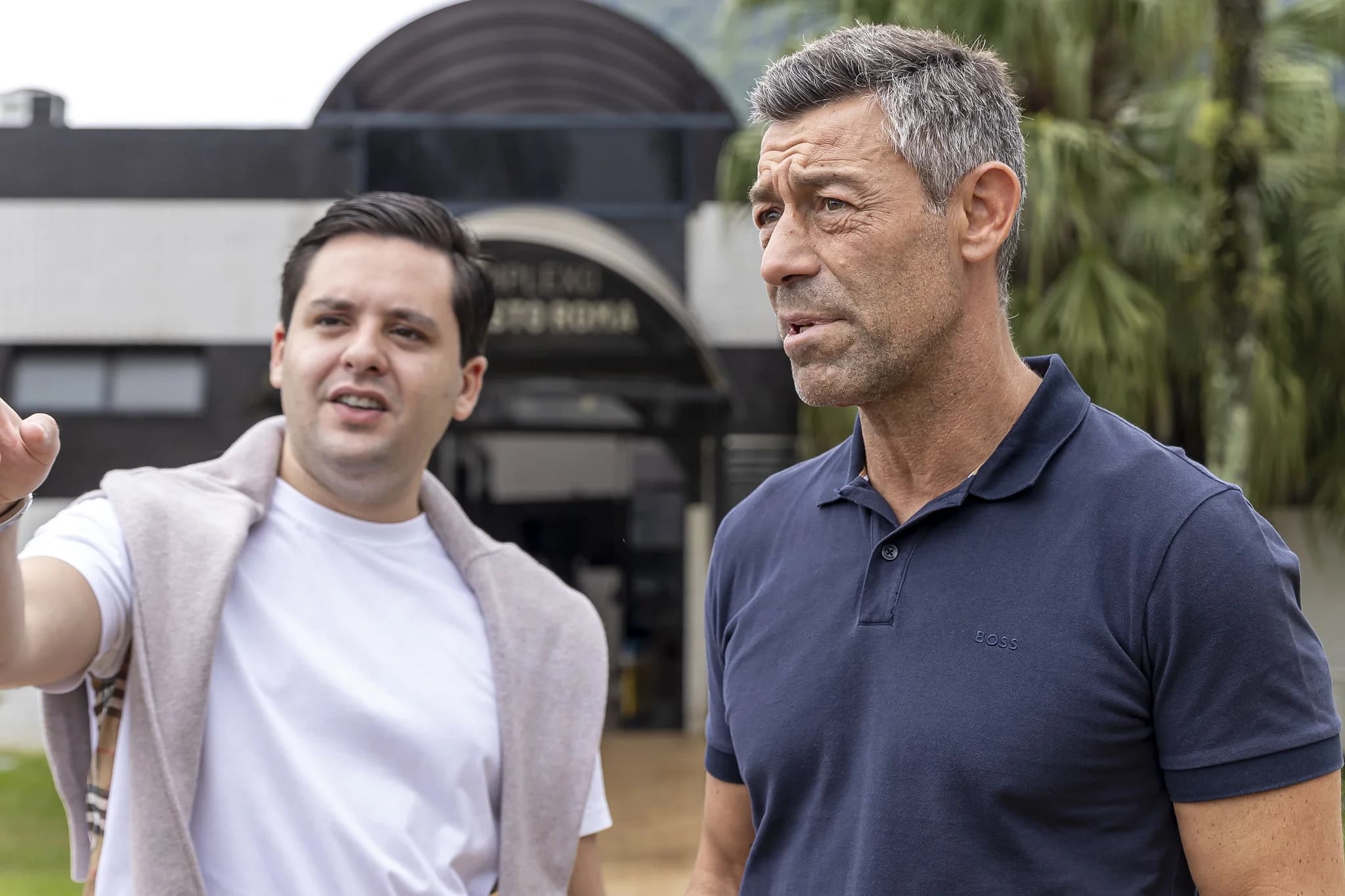 Pedro Caixinha (à dir.) ao lado de Marcelinho Teixeira, filho do presidente e figura atuante na gestão - Bruno Vaz/Santos FC