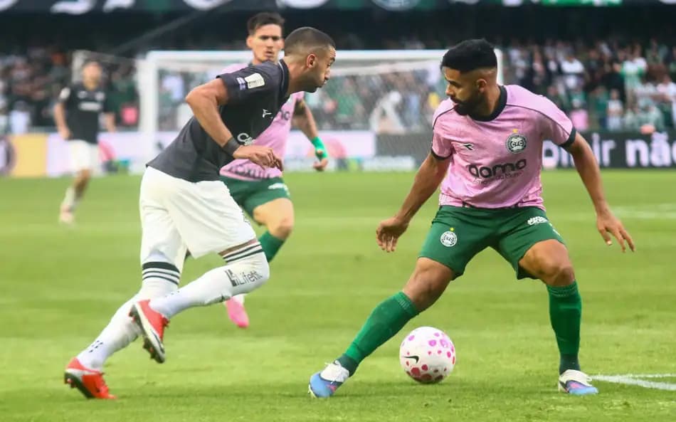 Ziyech e Felipe Jonathan em Coritiba x Botafogo - Foto: Gabriel Machado/AGIF/Folhapress