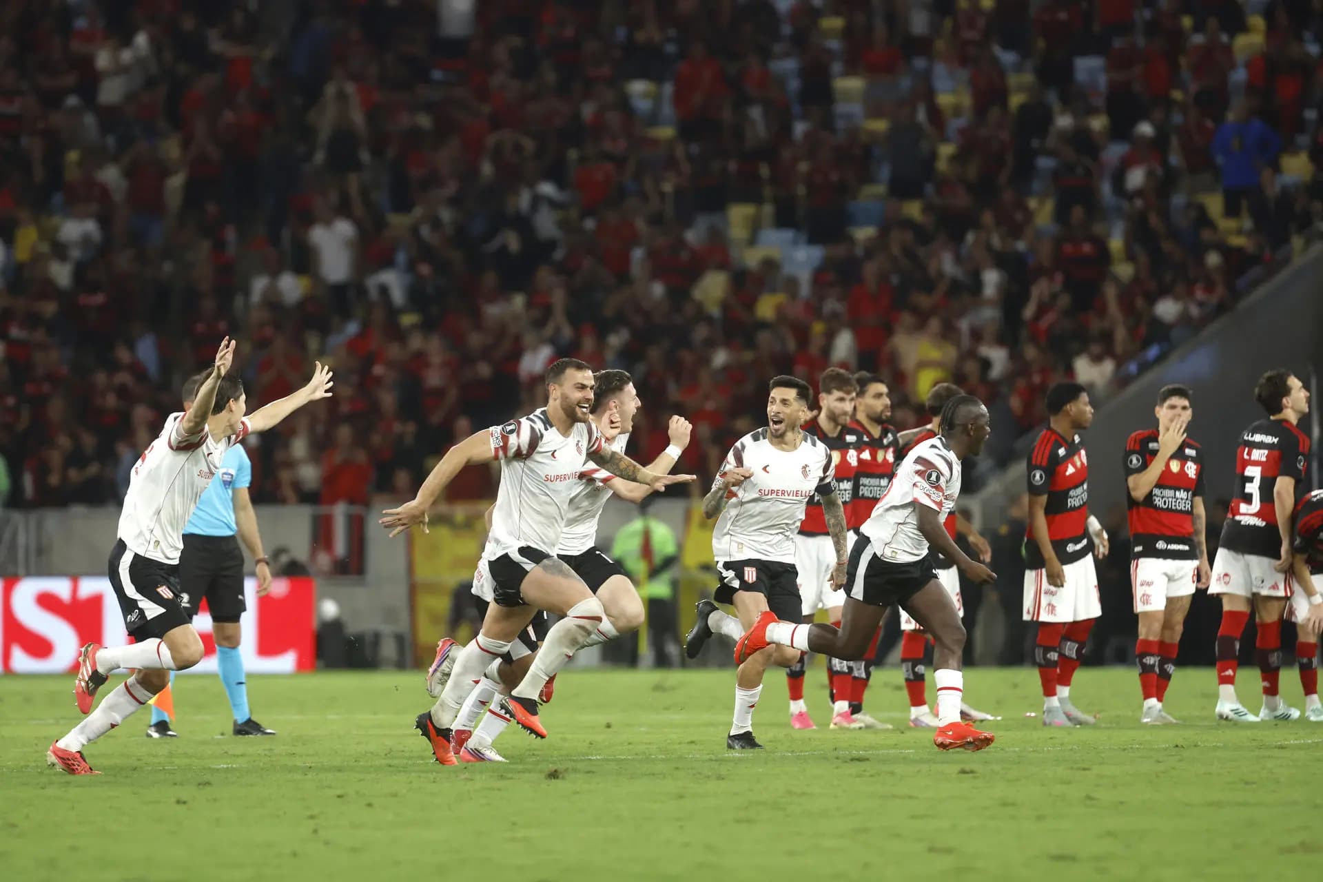 Estudiantes comemora a classificação sobre o Flamengo no Maracanã (.EFE/ Antonio Lacerda)