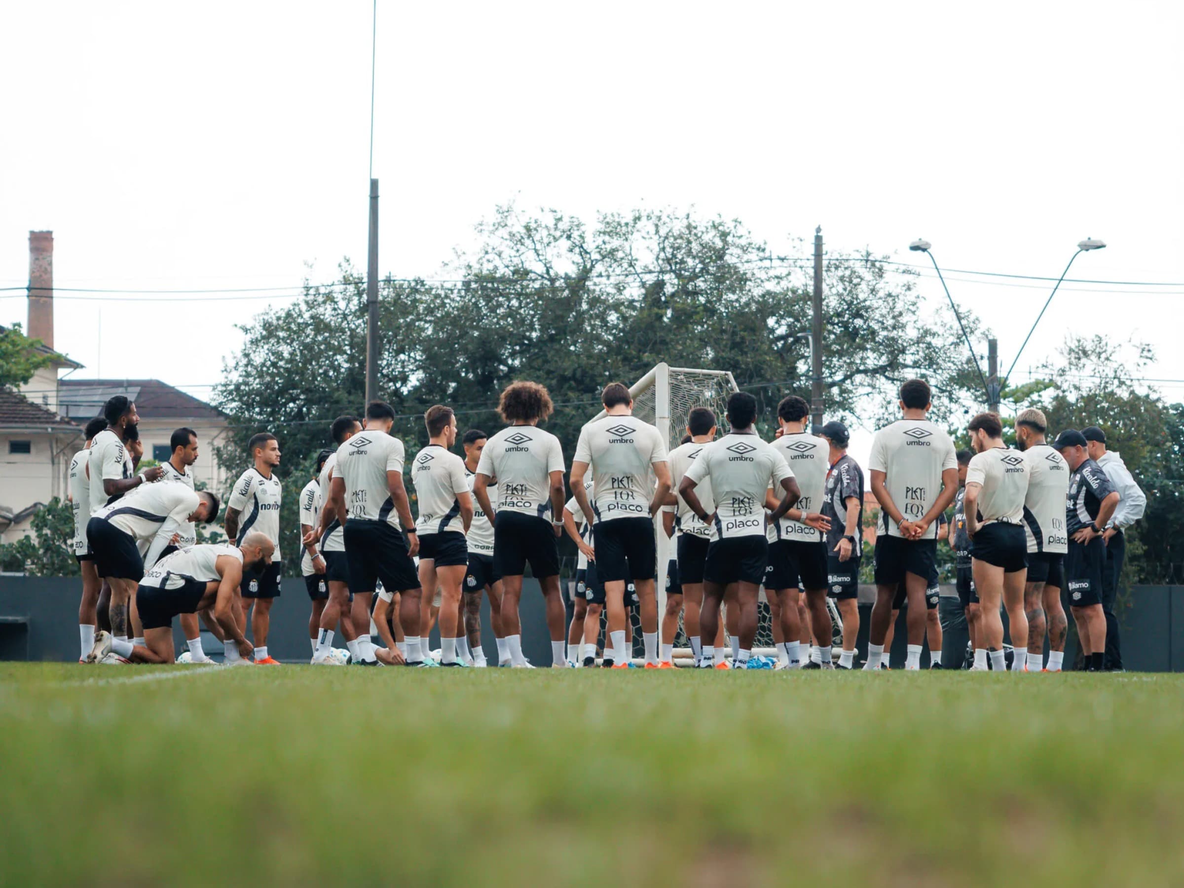 Jogadores do Santos reunidos na preparação para a partida contra o São Paulo - Raul Baretta/Santos FC