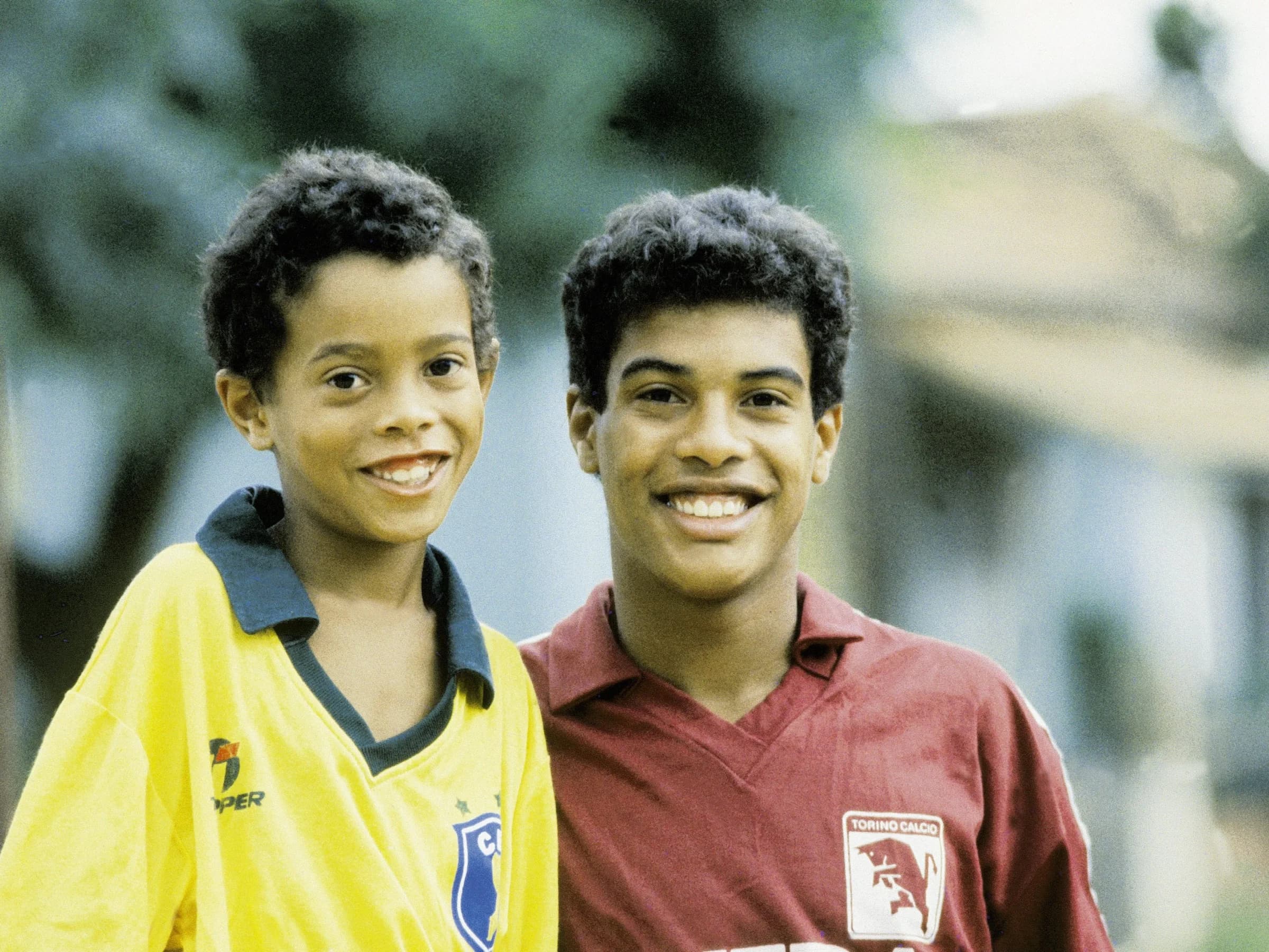 Foto histórica entre Ronaldinho criança com o irmão Assis, publicada por PLACAR, é destaque na série - Lemyr Martins/PLACAR