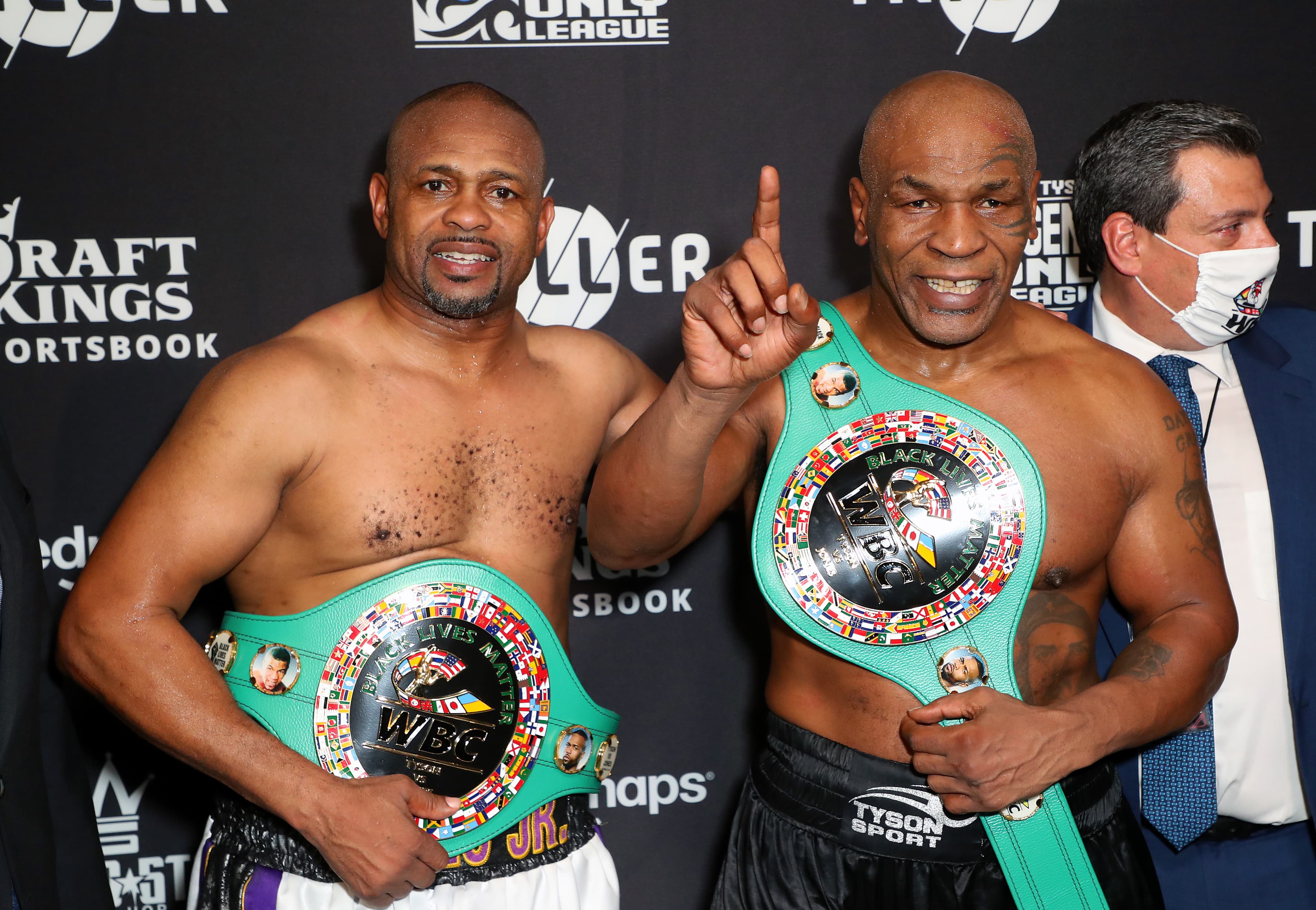 Roy Jones Jr. e Mike Tyson posam com o cinturão simbólico que receberam em Los Angeles