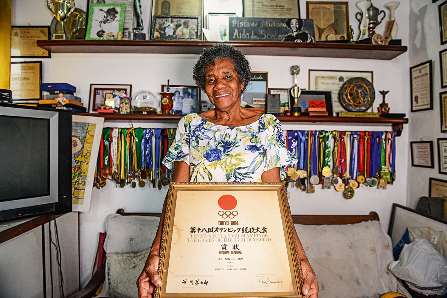 PRECONCEITO – Aos 82 anos, com o diploma: encaminhada para o atletismo, porque “voleibol não era coisa de preto”
