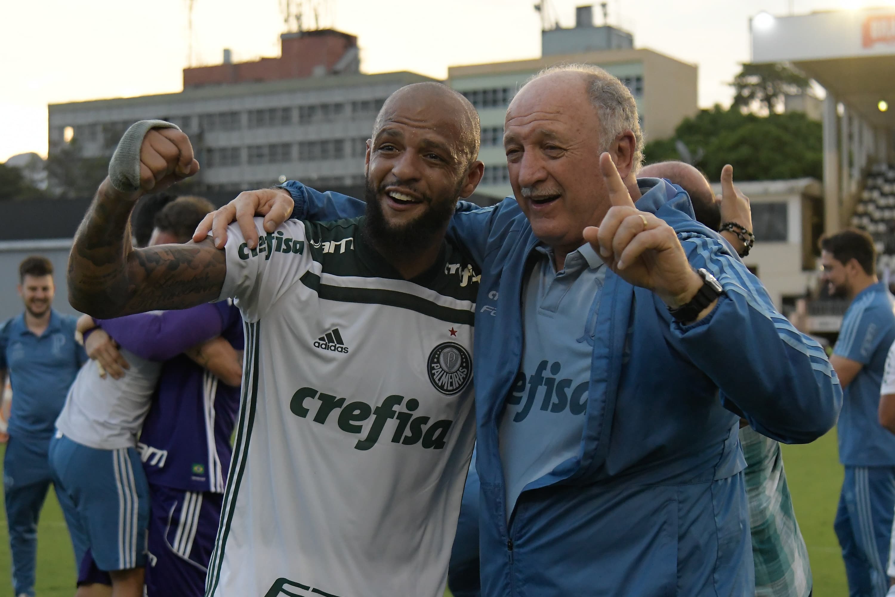 Felipe Melo e Luiz Felipe Scolari celebram o decacampeonato do Palmeiras em São JanuárioFelipe Melo e Luiz Felipe Scolari celebram o decacampeonato do Palmeiras em São Januário