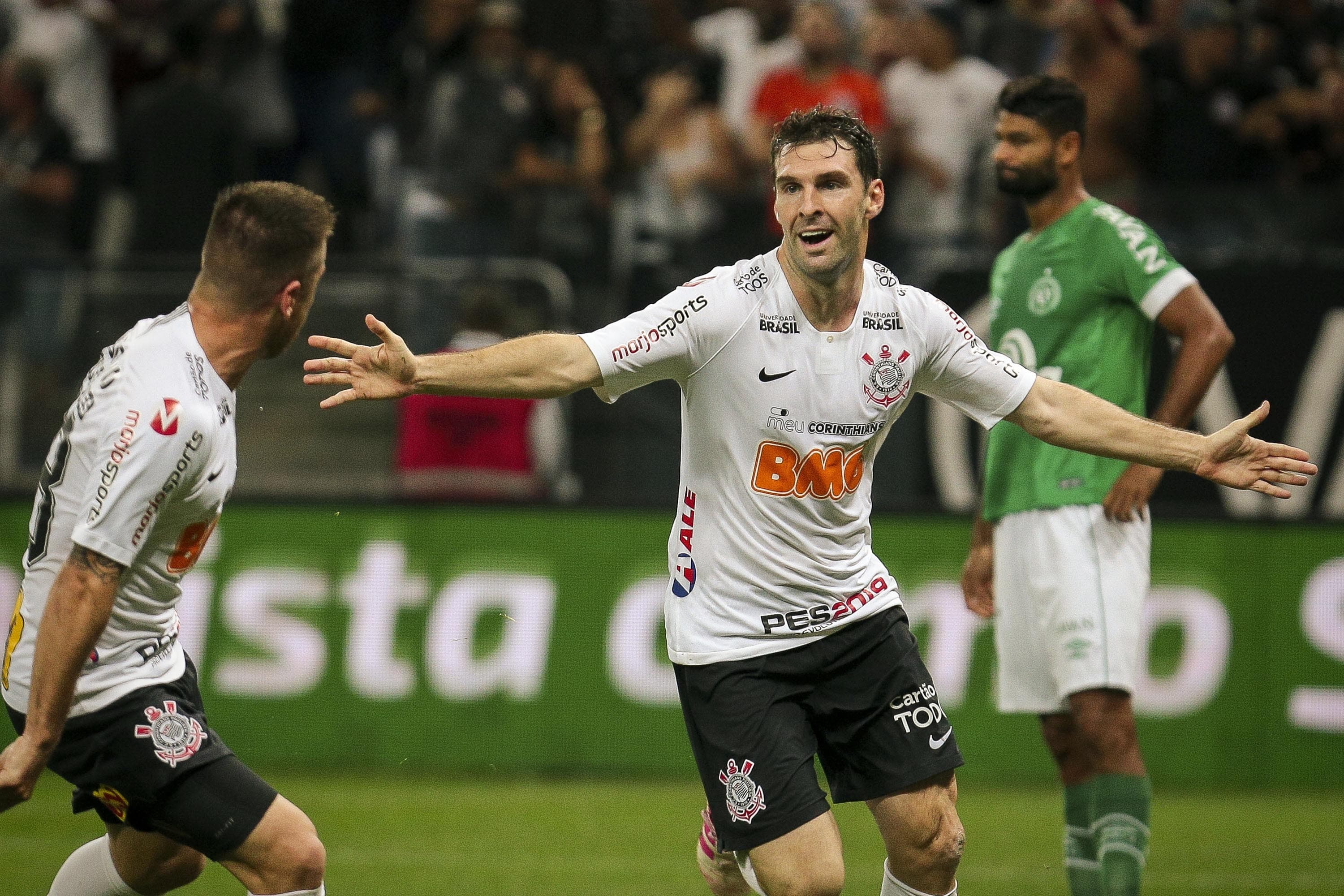 Mauro Boselli do Corinthians comemora seu gol durante a partida entre Corinthians e Chapecoense, pela quarta fase da Copa do Brasil