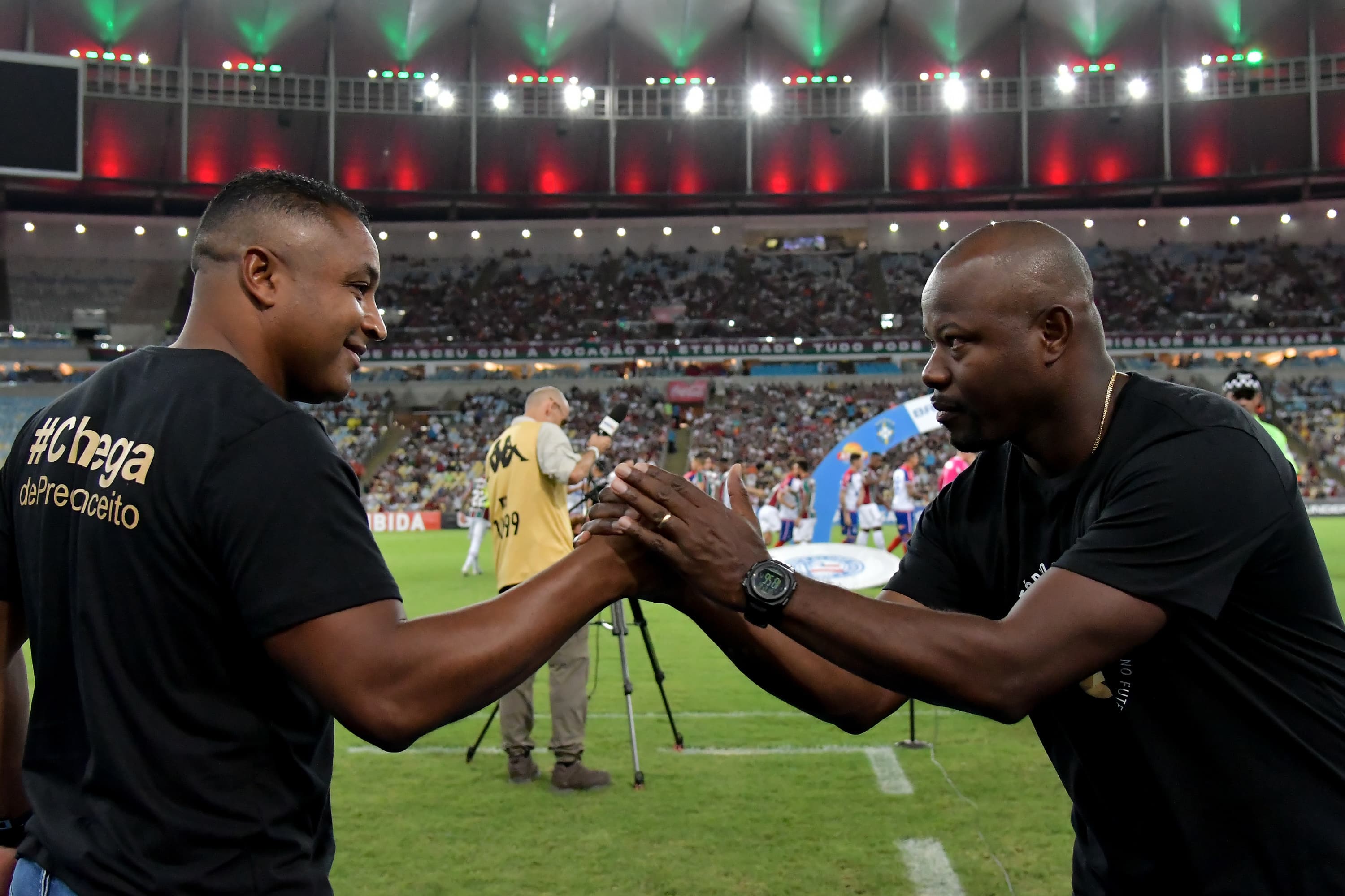 Os técnicos Roger Machado e Marcão se cumprimentam antes da partida entre Fluminense e Bahia pelo Brasileirão 2019