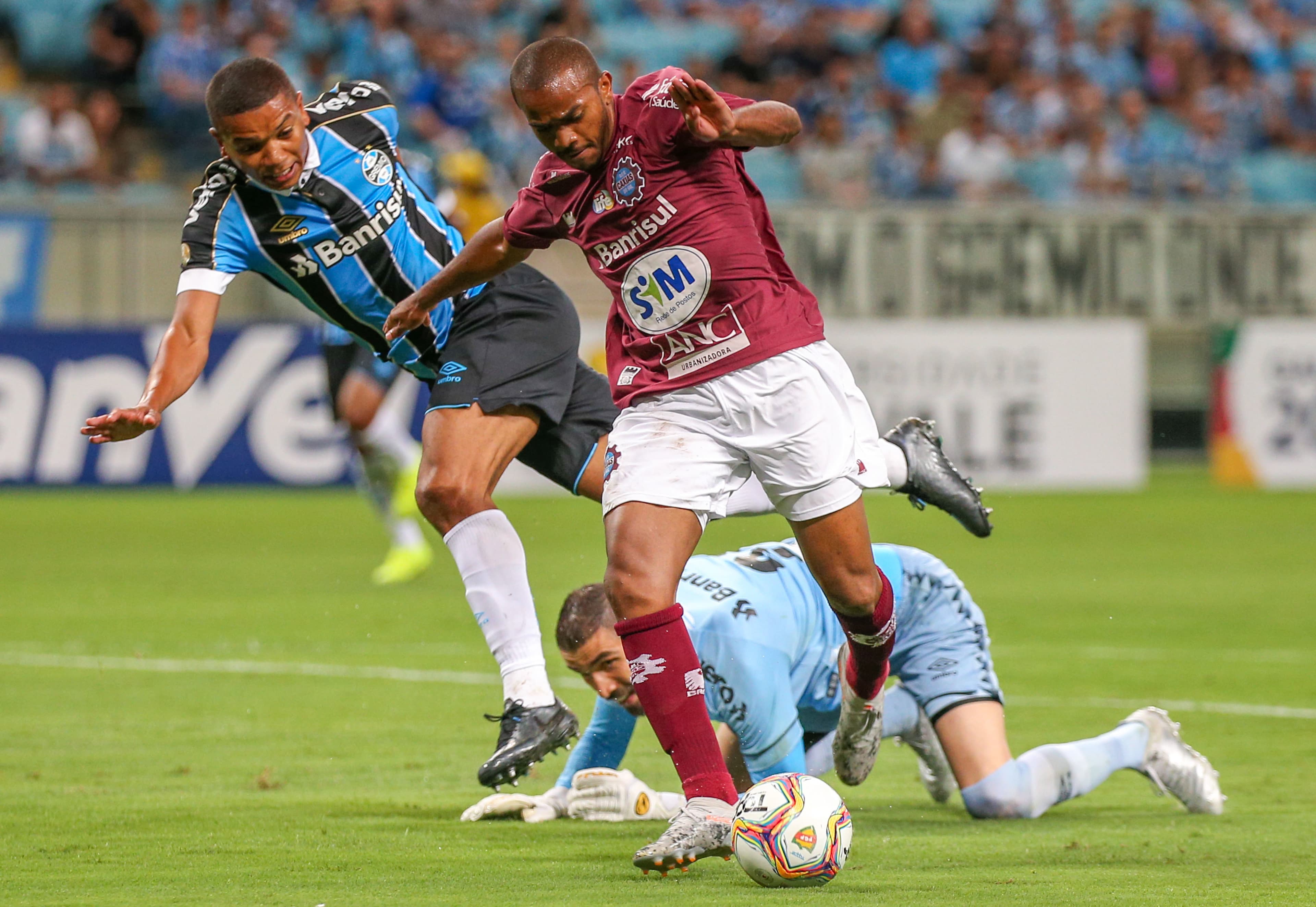 Atacante Tilica, do Caxias, disputa lance durante jogo contra o Grêmio