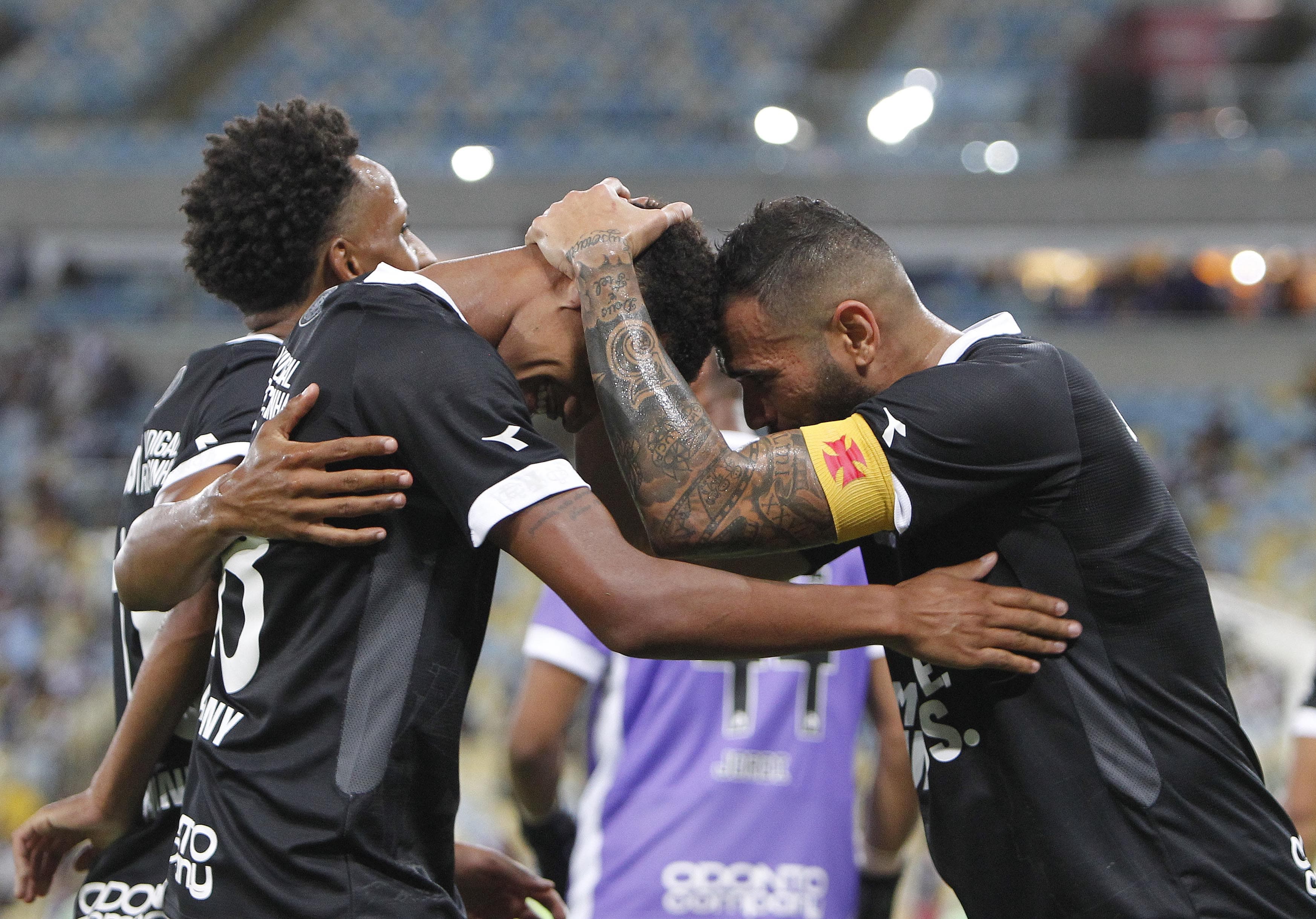 Jogadores comemoram em vitória do Vasco diante do Resende