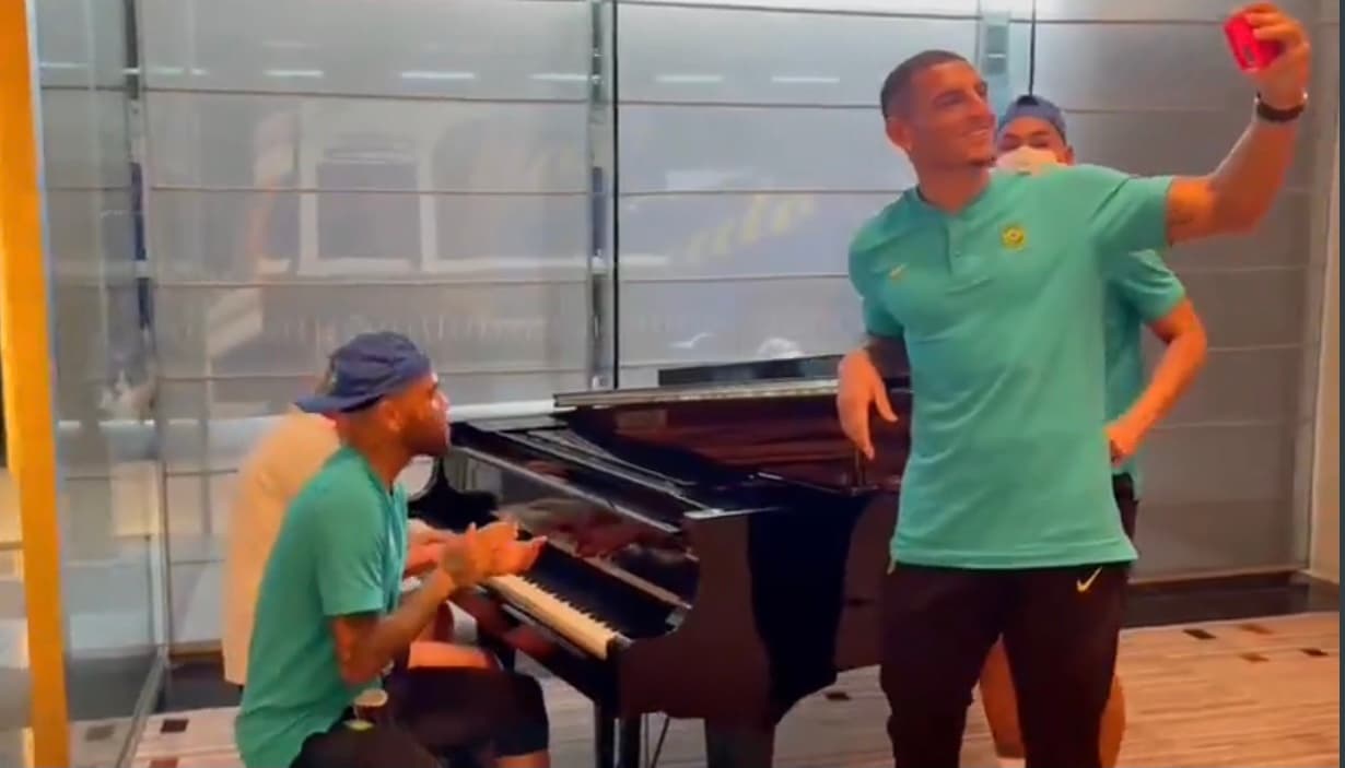 Jogadores e técnica do Brasil cantam no hotel
