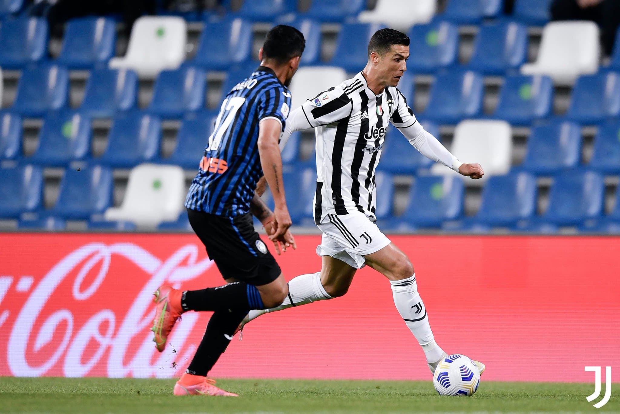 Cristiano Ronaldo conduz bola em final contra Atalanta