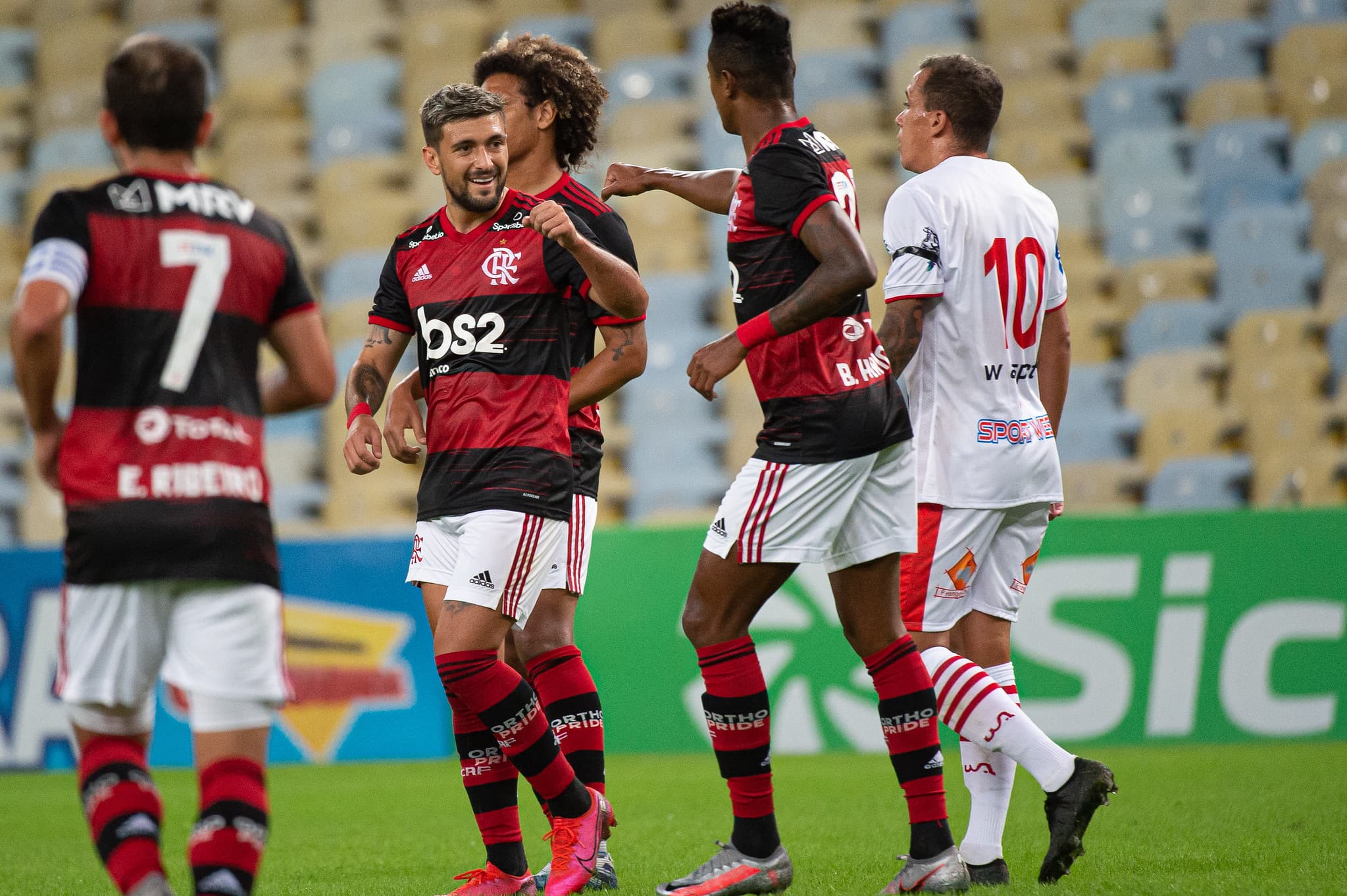 Jogadores do Flamengo comemoram gol marcado por De Arrascaeta, o primeiro do time contra o Bangu, pelo Campeonato Carioca, em um Maracanã vazio – 18/06/2020
