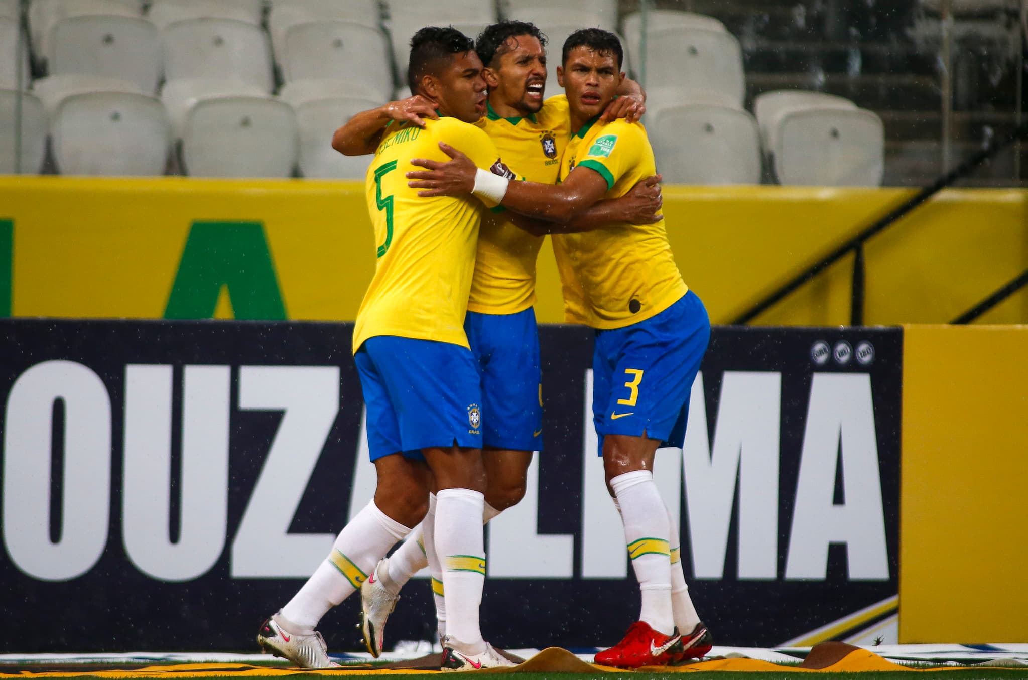 Casemiro, Marquinhos e Thiago Silva se abraçam ao comemorar o primeiro gol da seleção brasileira contra a Bolívia, pelas eliminatórias da Copa do Mundo de 2022 – 9/10/2020