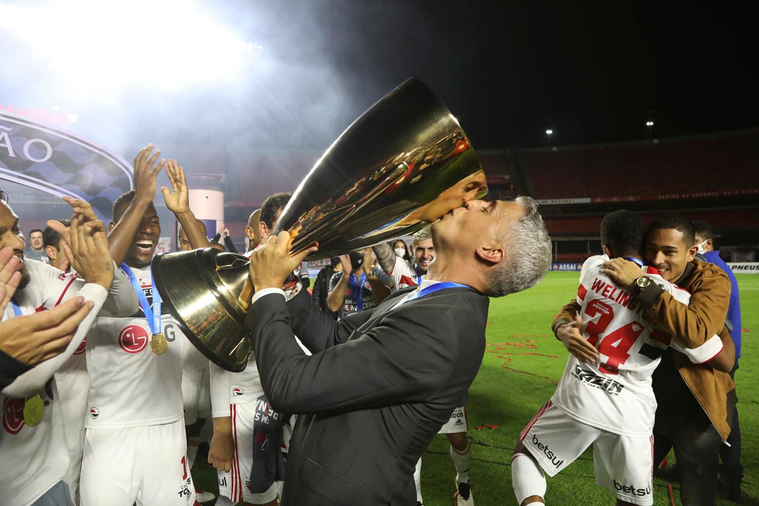 Crespo beijando a taça do Campeonato Paulista 2021 -