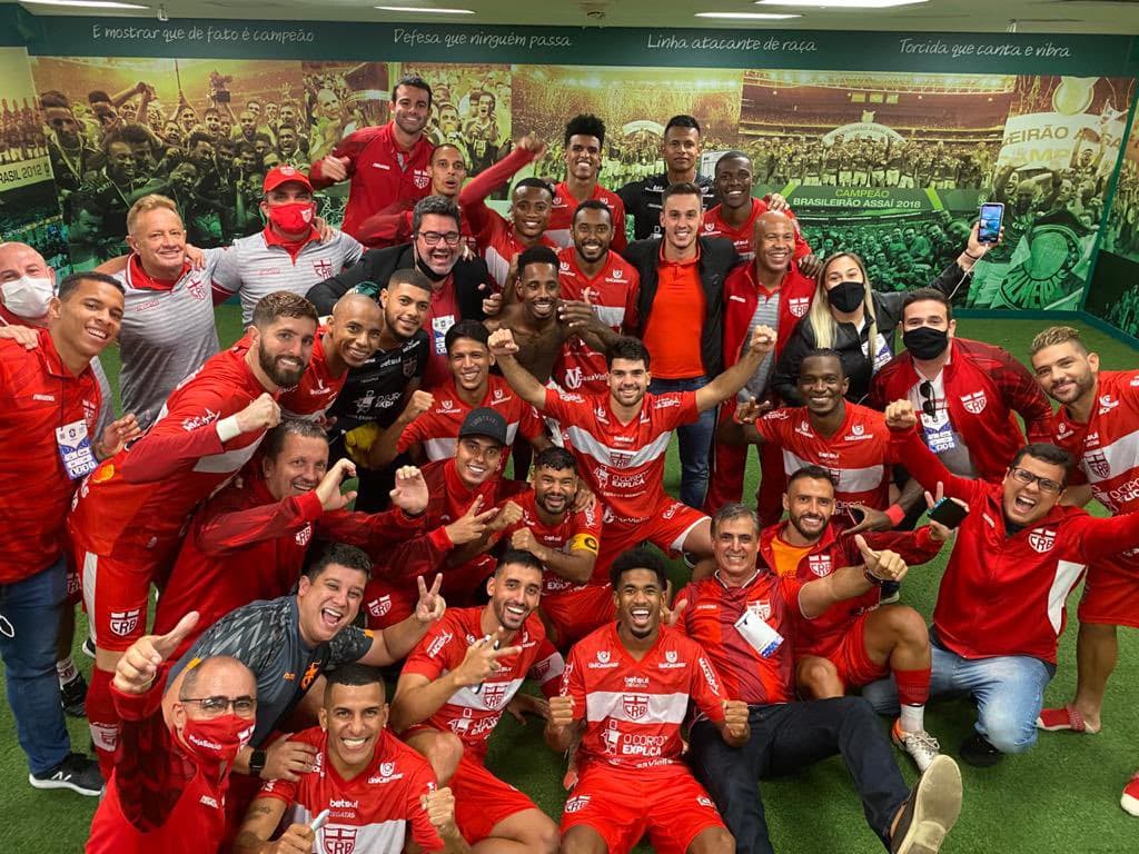 Jogadores do CRB comemoram no Allianz Parque