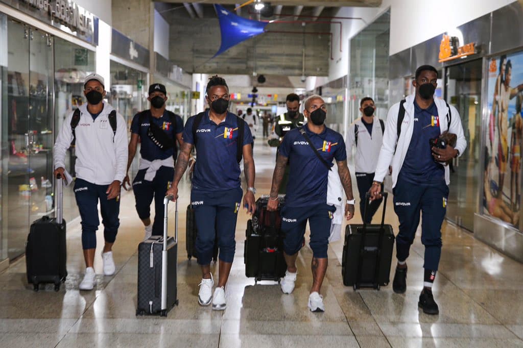 Parte da delegação da seleção da Venezuela chega ao Brasil para a disputa da Copa América