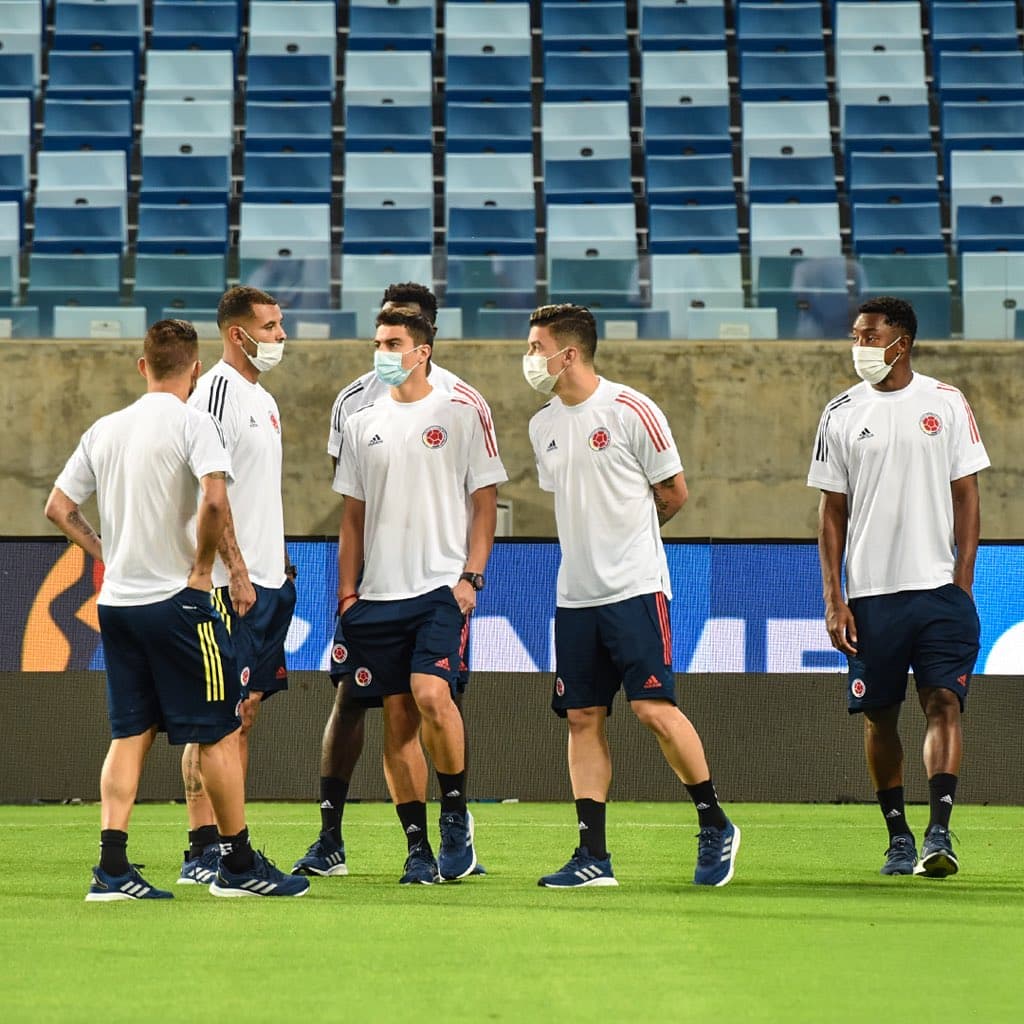 Seleção da Colômbia durante reconhecimento do gramado da Arena Pantanal, em Cuiabá