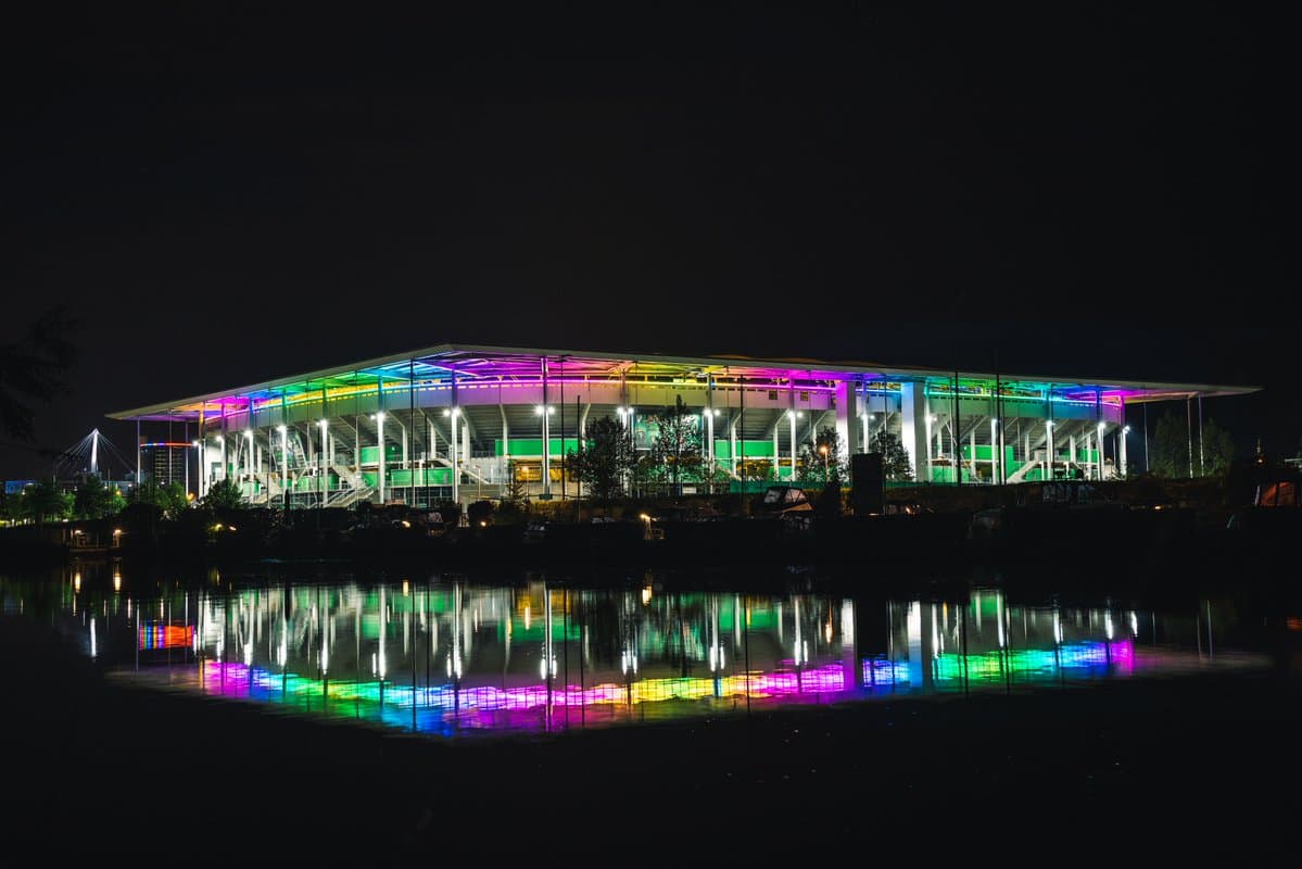 Estádio do Wolfsburg com as cores do arco-íris em apoio ao movimento LGBT+ -