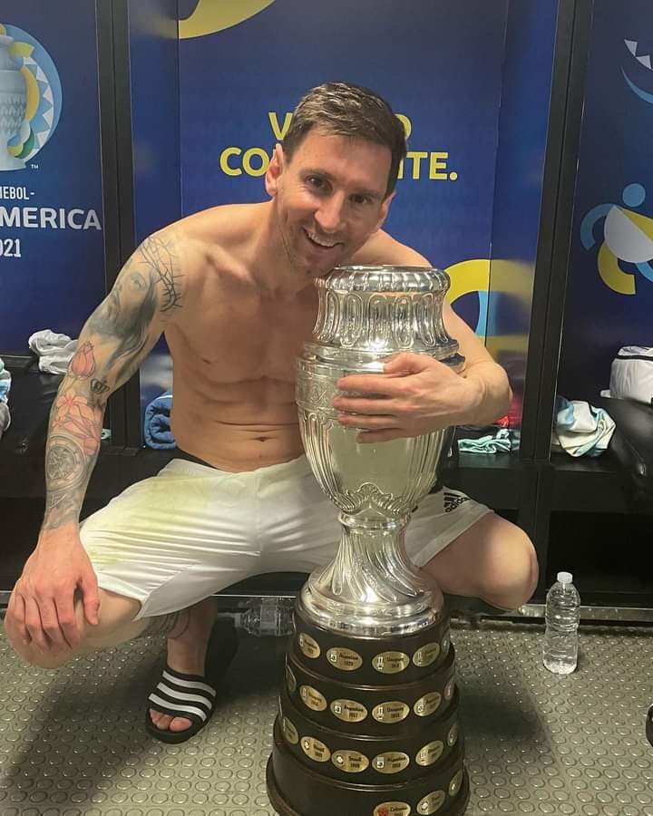 Lionel Messi com a taça da Copa América
