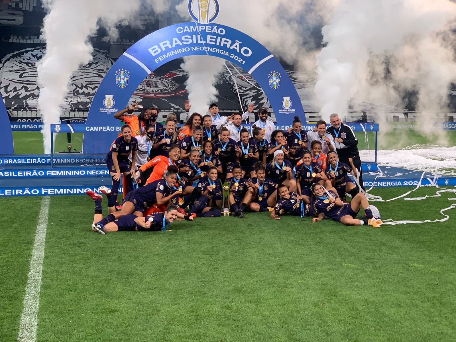 Jogadoras do Corinthians celebram título do Brasileirão feminino