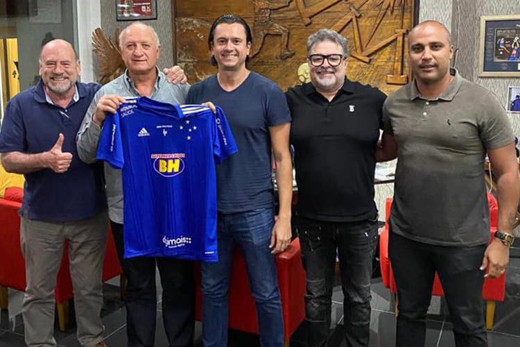 Anunciado em outubro com longo contrato, Felipão deixa o Cruzeiro após 21 partidas