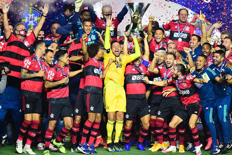 Time do Flamengo erguendo a taça de campeão brasileiro 2020 -