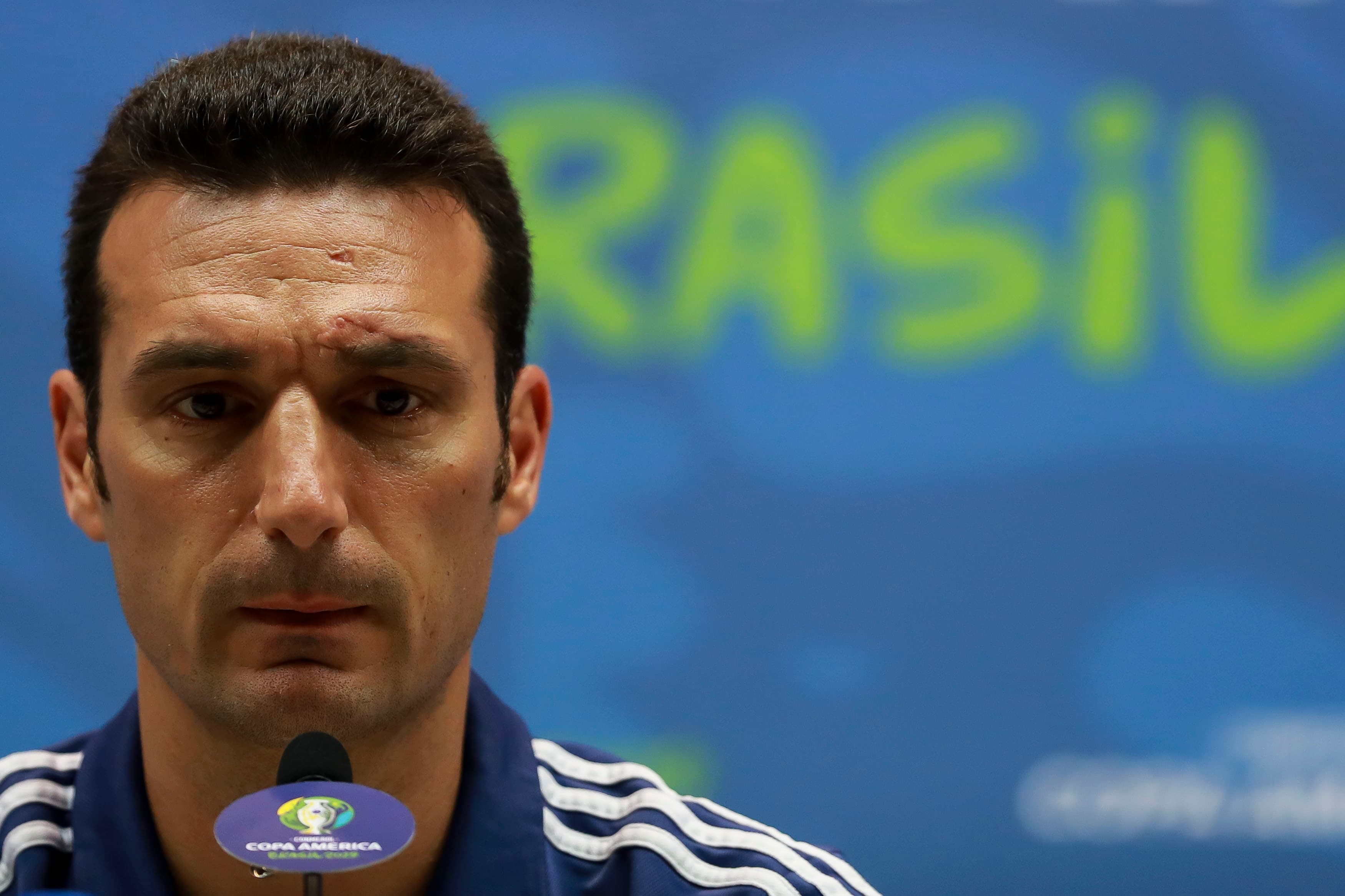 Técnico da Argentina, Lionel Scaloni, se mostrou incomodado com a realização do torneio no Brasil -