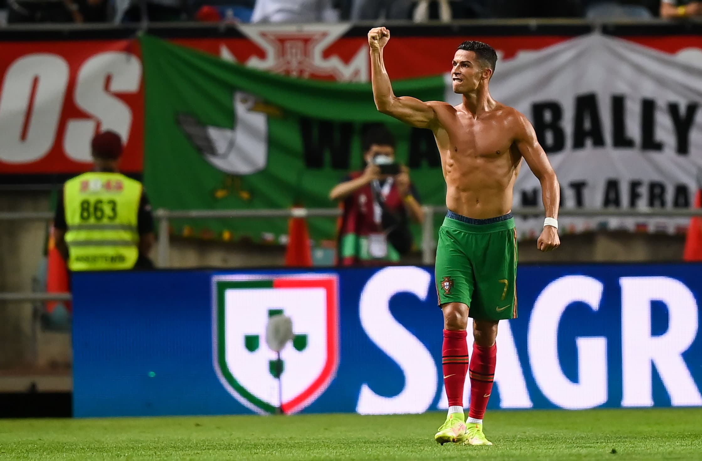 Cristiano Ronaldo comemora gol e recorde diante da Irlanda em Algarve