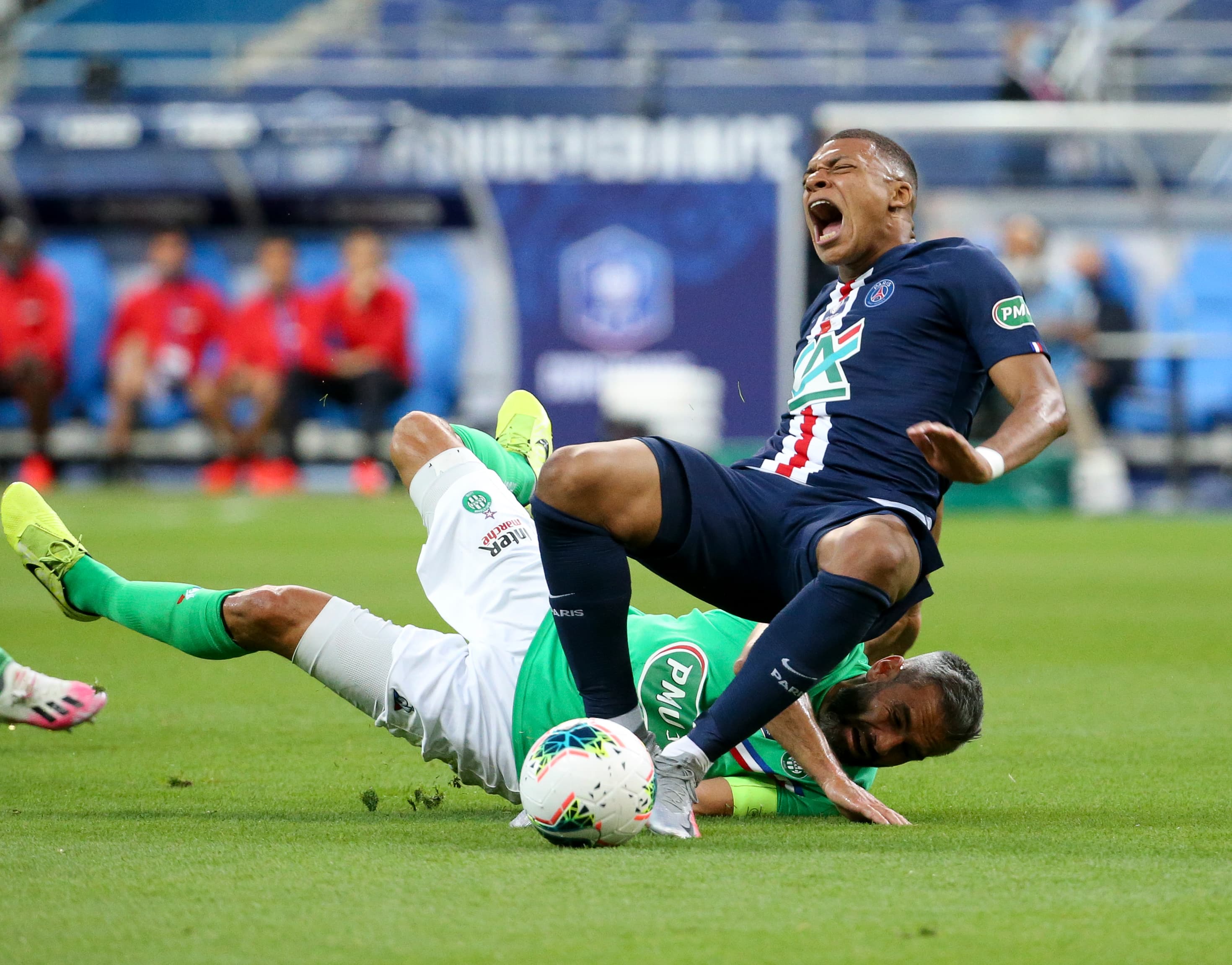 Kylian Mbappé se lesionou na partida contra o Saint-Ettiene