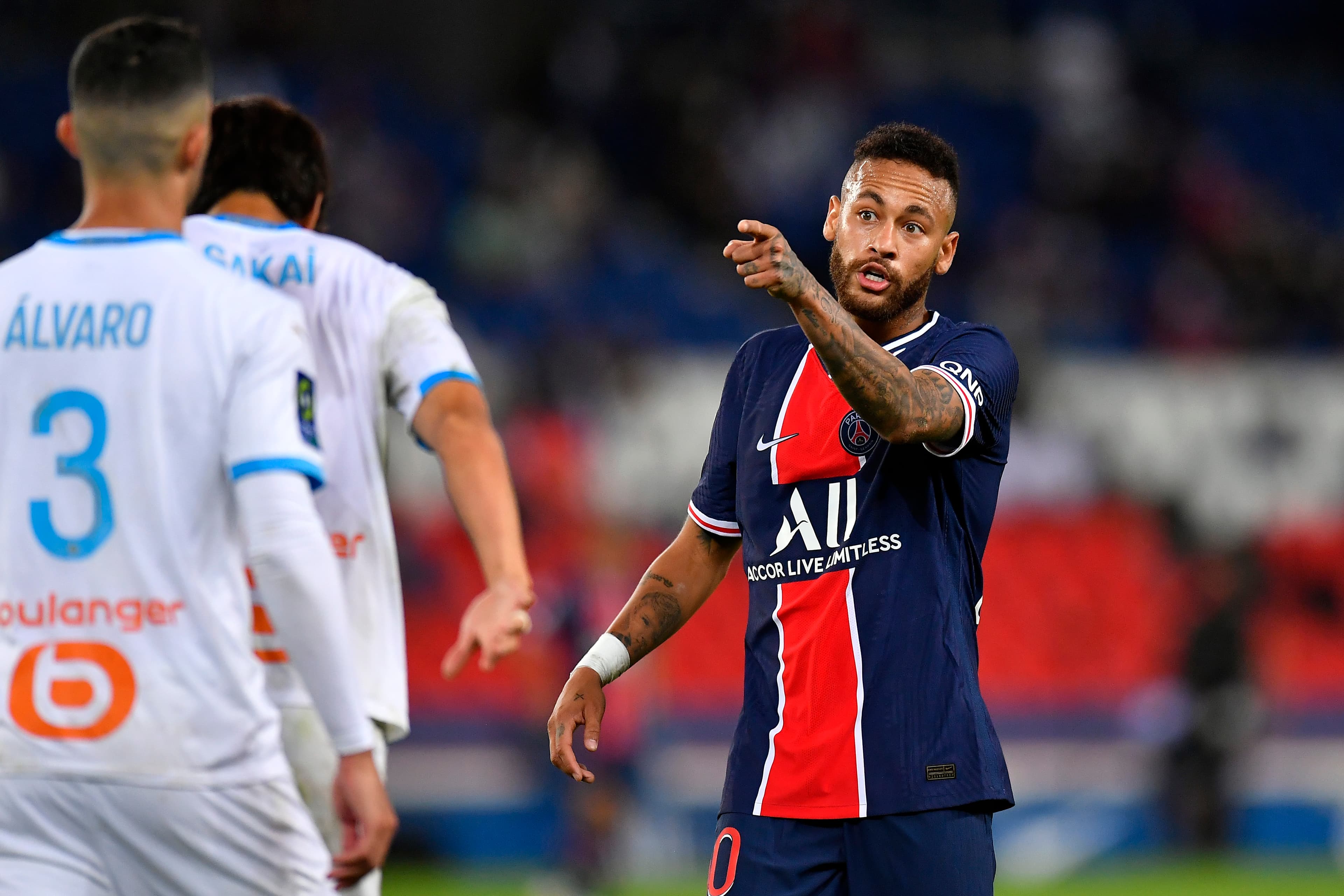 Neymar acusou o zagueiro Álvaro de tê-lo chamado de "macaco filho da p..."