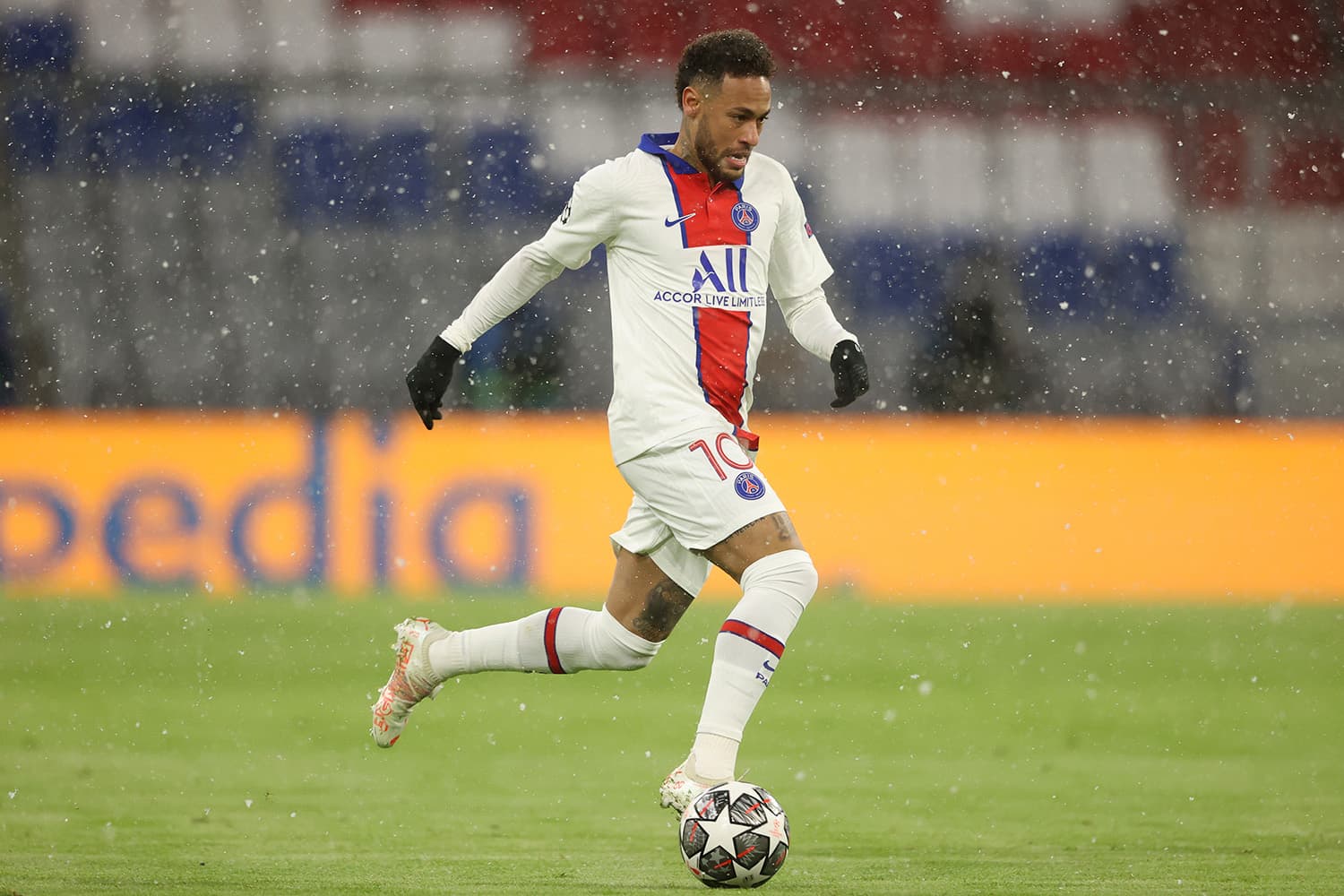 Neymar durante a partida de ida contra o Bayern de Munique, na Alemanha -