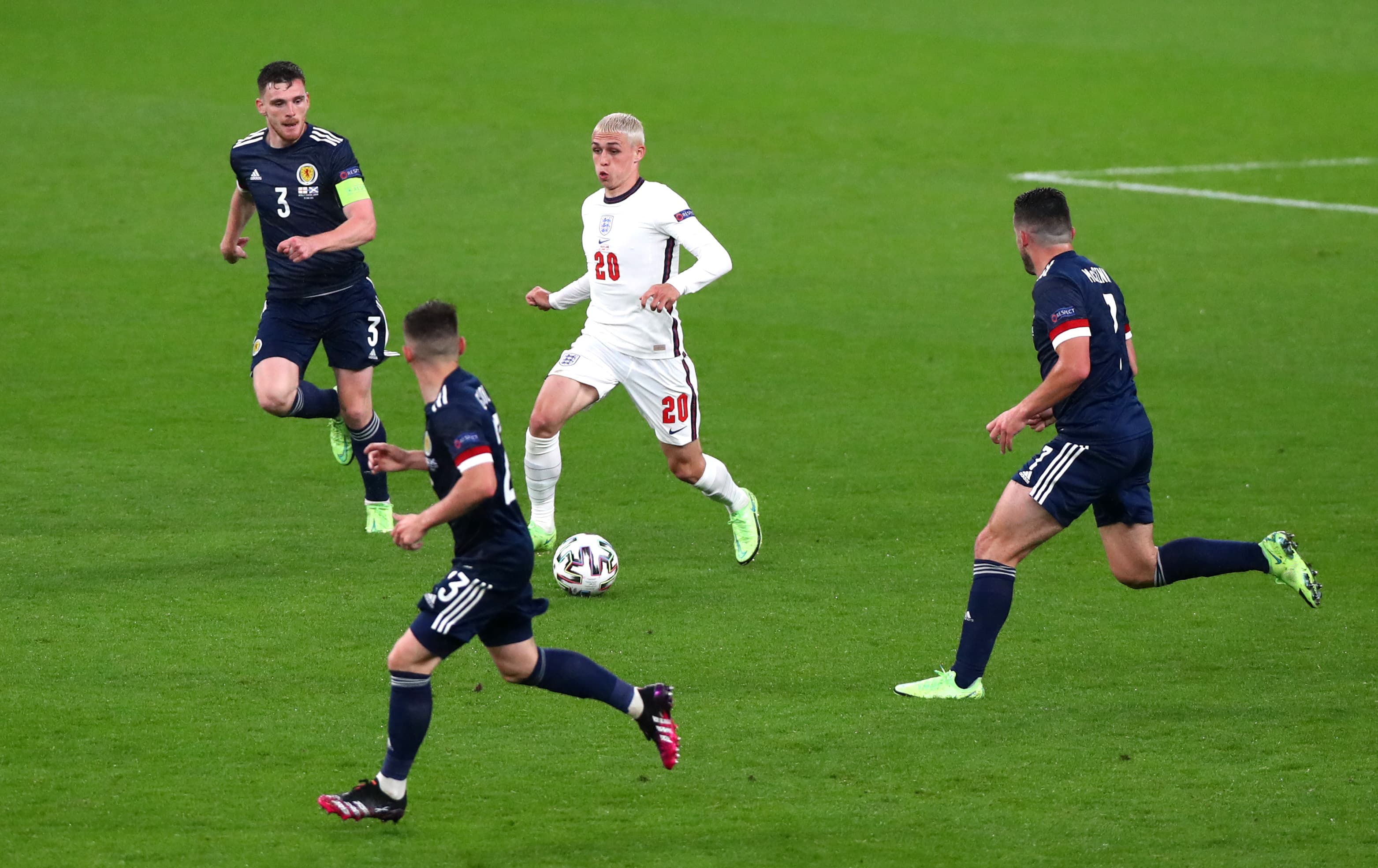 Phil Foden, da Inglaterra, é cercado pelos rivais da Escócia