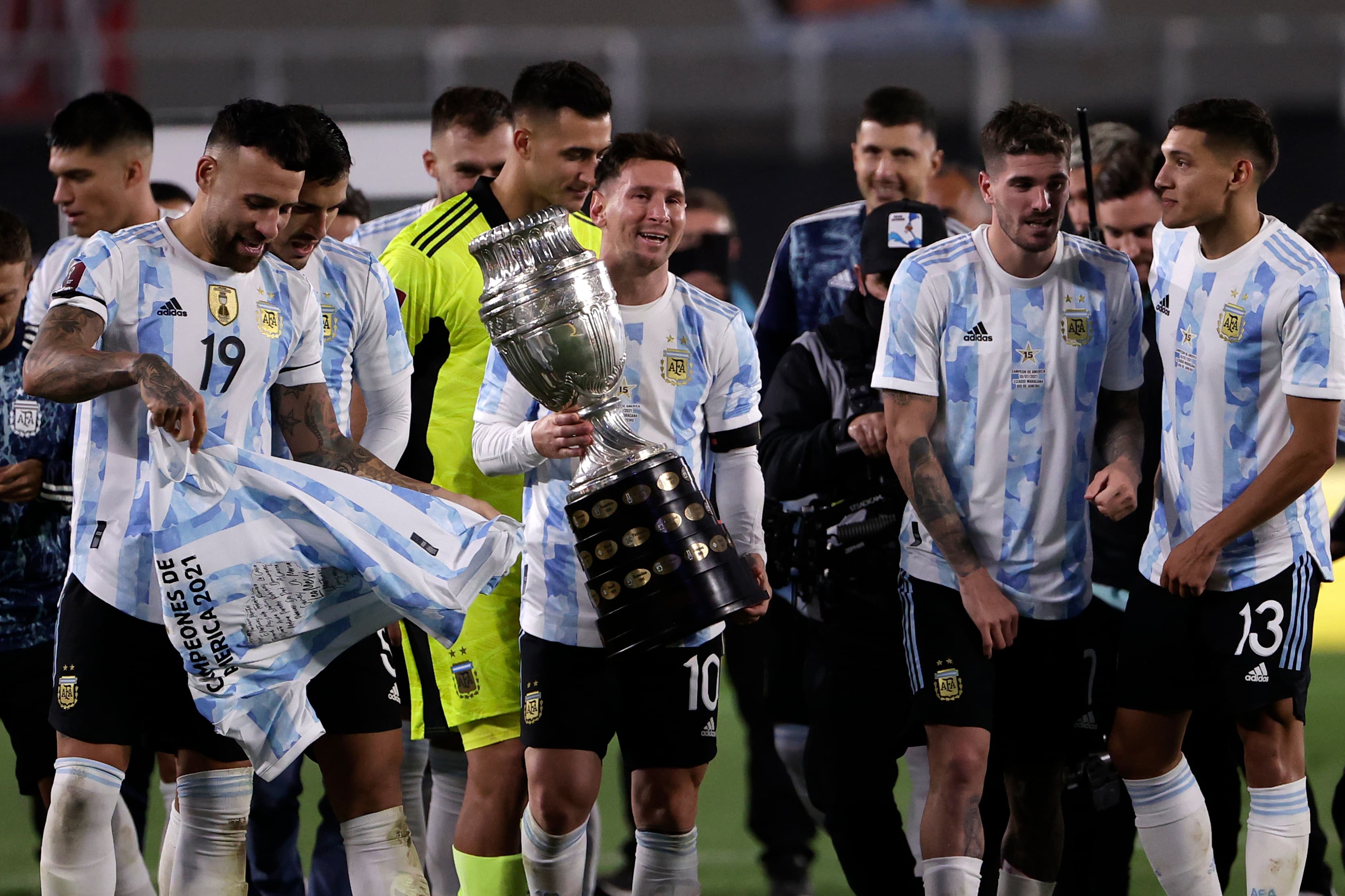 Lionel Messi e seus colegas posam com a taça da Copa América -