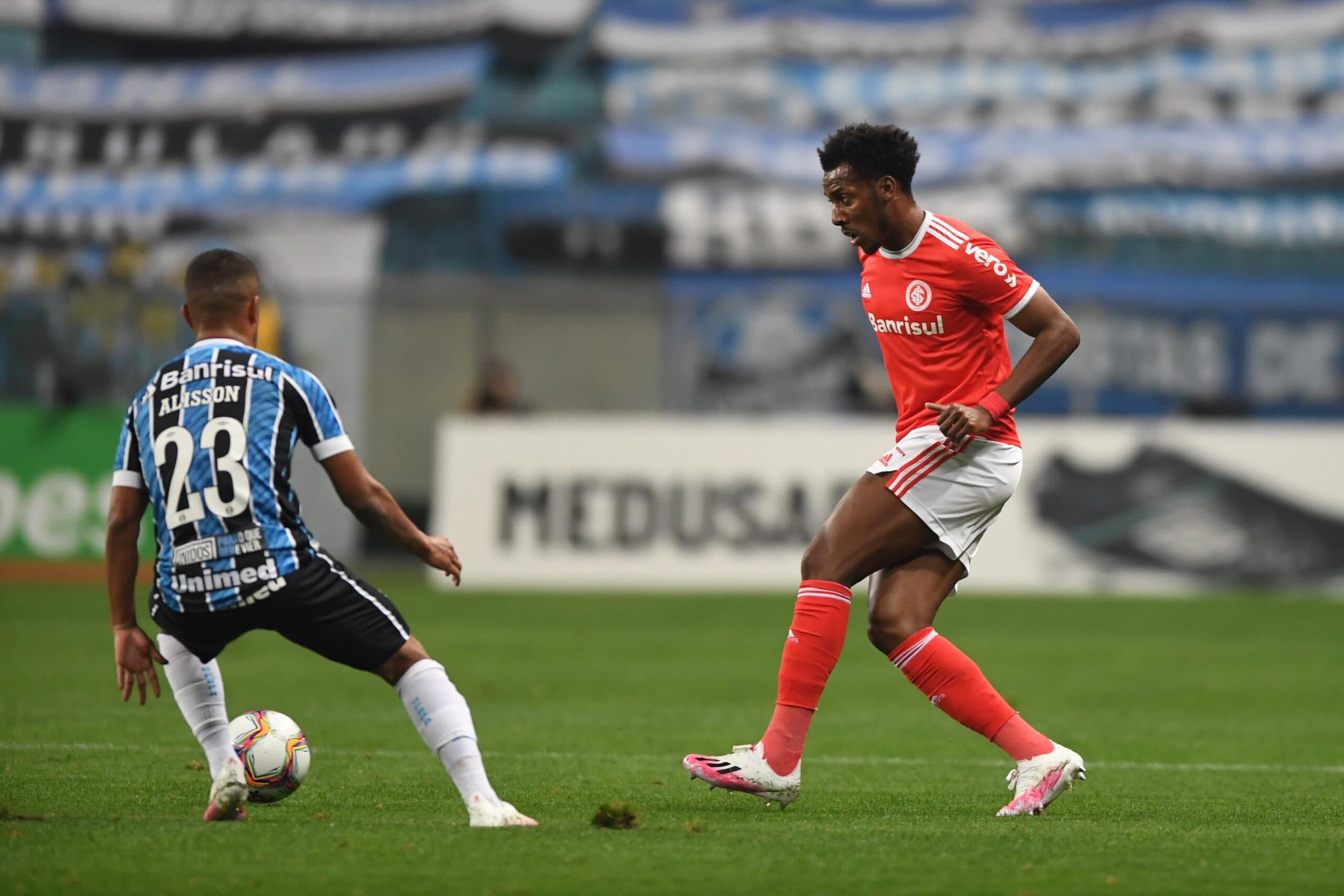 Moisés, do Internacional, faz jogada vigiado por Alisson, do Grêmio, na final do segundo turno do Campeonato Gaúcho - 5/8/2020