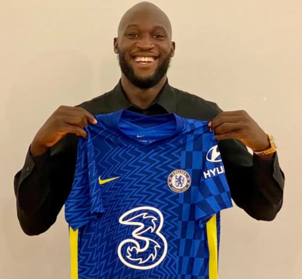 Lukaku veste novamente a camisa do Chelsea após sete anos -