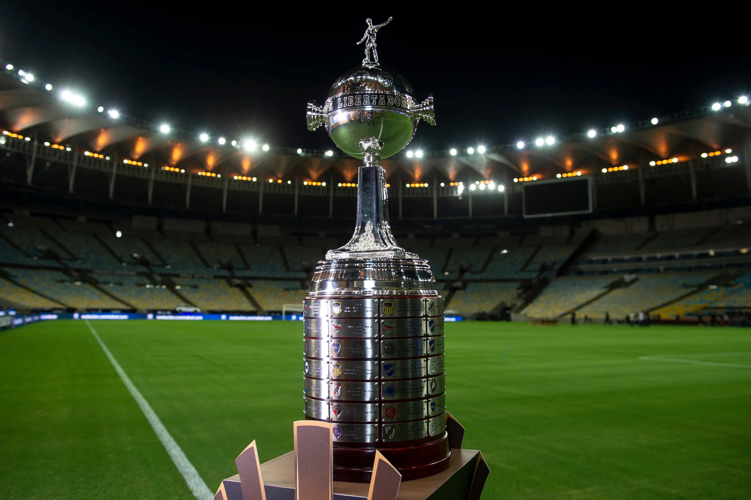 .A taça da Libertadores exposta no estádio do Maracanã -