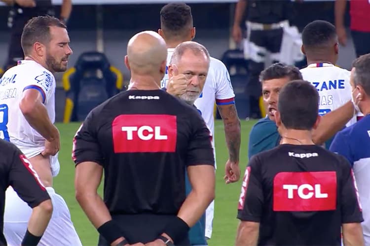 Mano Menezes durante críticas ao árbitro José Mendonça da Silva Junior –