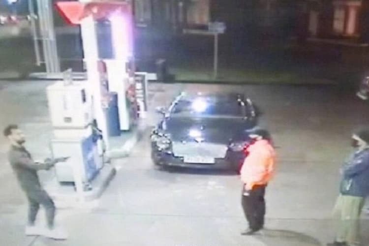 Mohamed Salah, do Liverpool, em posto de gasolina onde interrompeu discussão –
