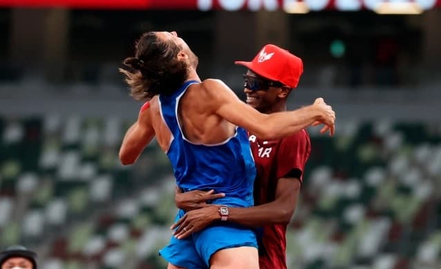 Gianmarco Tamberi e Mutaz Barshim se abraçam após decisão