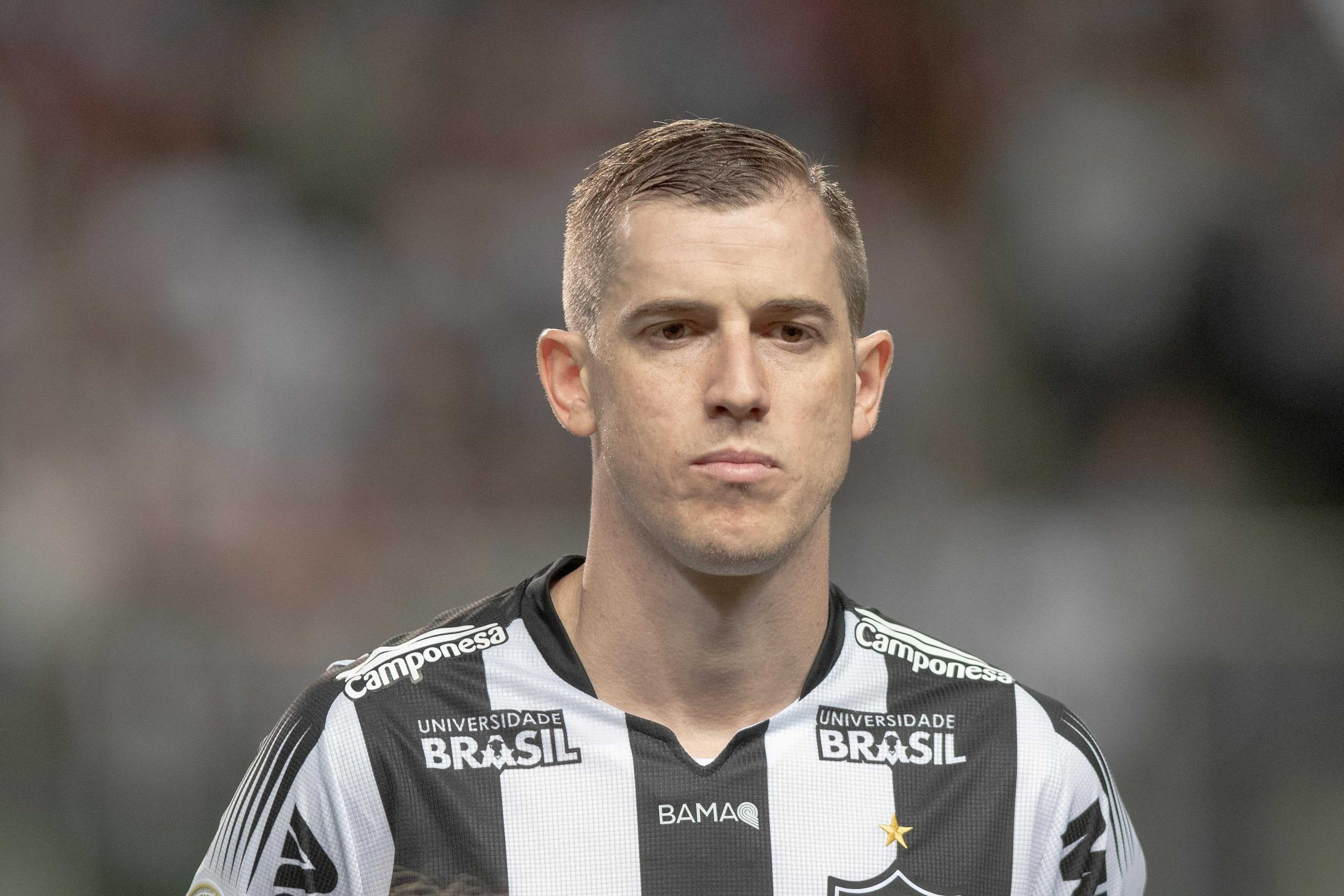 O volante Adilson, do Atlético-MG, em sua última partida como profissional antes de encerrar a carreira por causa de um problema cardíaco. O jogo foi contra o São Paulo, na nona rodada do Campeonato Brasileiro, na Arena Independência, em Belo Horizonte