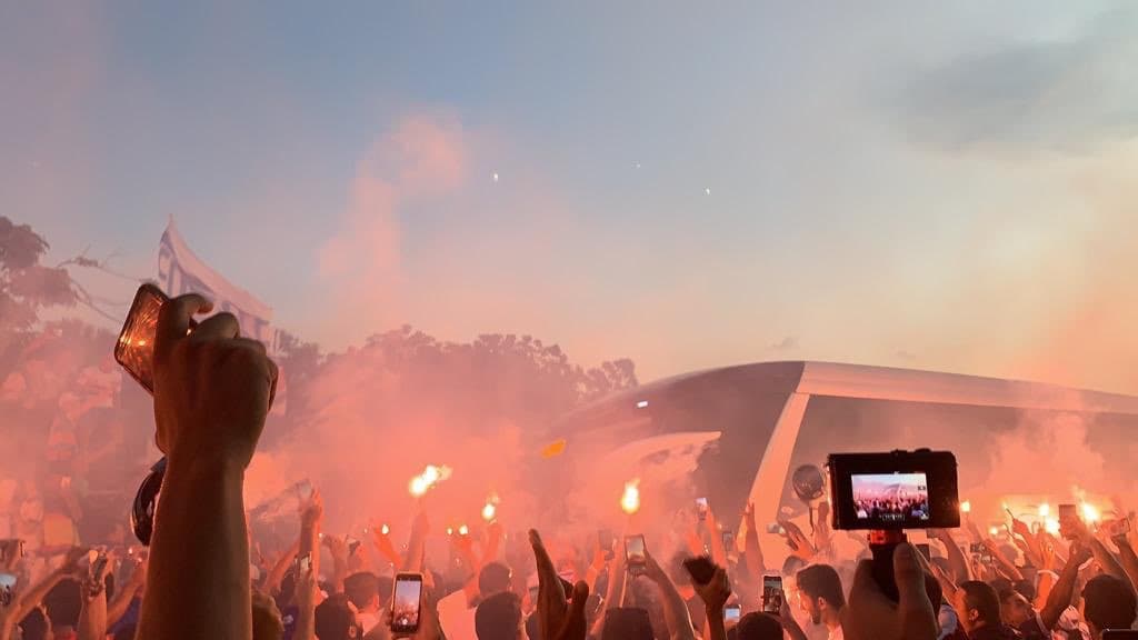 Torcida do Fortaleza faz festa no aeroporto antes do embarque da equipe para a estreia da Copa Sul-Americana – 11/02/2020