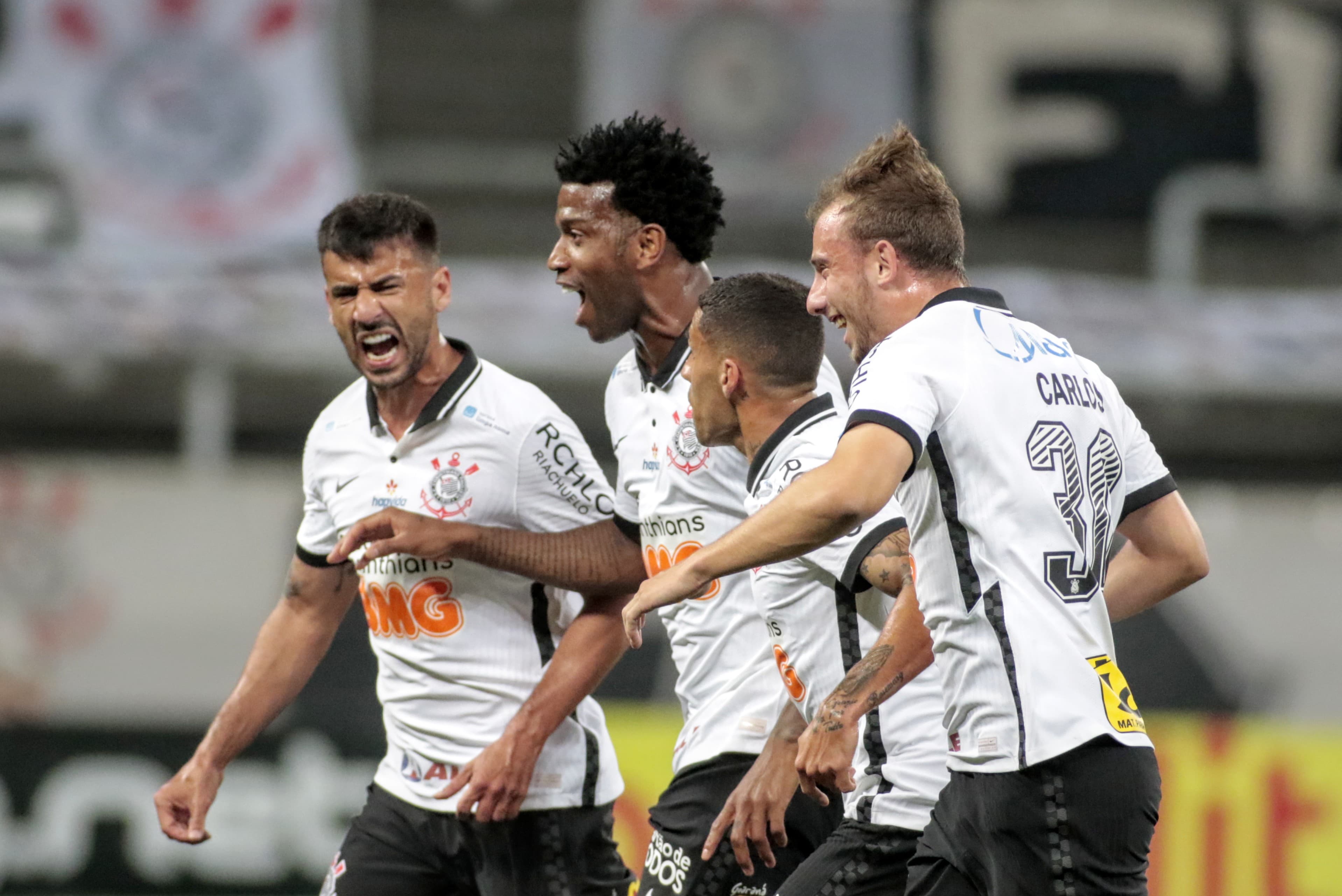 Zagueiro Gil, do Corinthians, comemora gol contra o Palmeiras