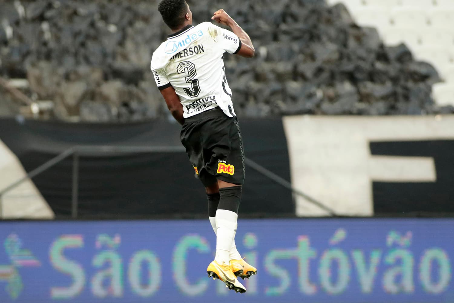O zagueiro Jemerson comemora um de seus gols na partida -`