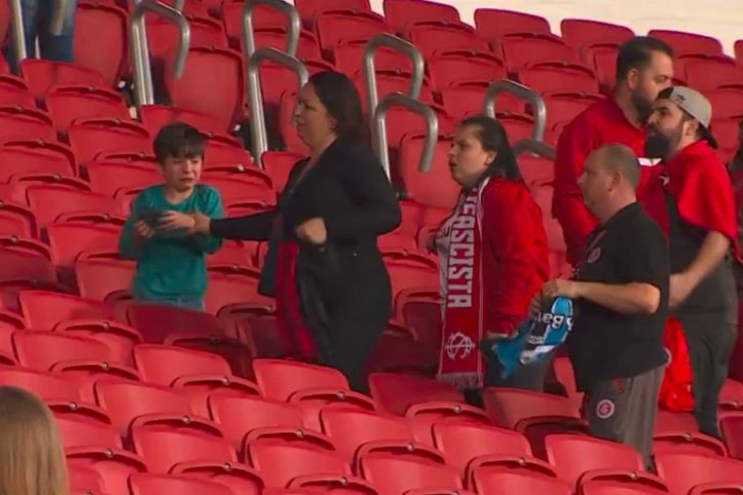 Mãe e criança são expulsos violentamente das arquibancadas do Estádio Beira-Rio durante clássico entre Internacional e Grêmio em Porto Alegre