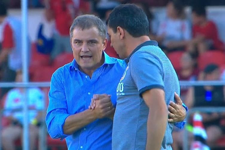 Diego Aguirre e Fábio Carille conversam durante o intervalo de São Paulo x Corinthians