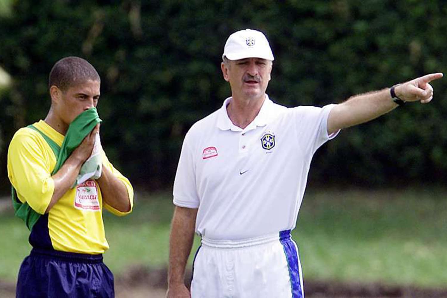 Alex e Felipão durante treino da na Copa América de 2001