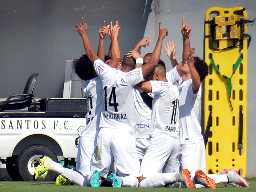 Jogadores do Santos durante partida contra o Joinville jogo válido pela décima quinta rodada do Campeonato Brasileiro 2015 na Vila Belmiro, em Santos
