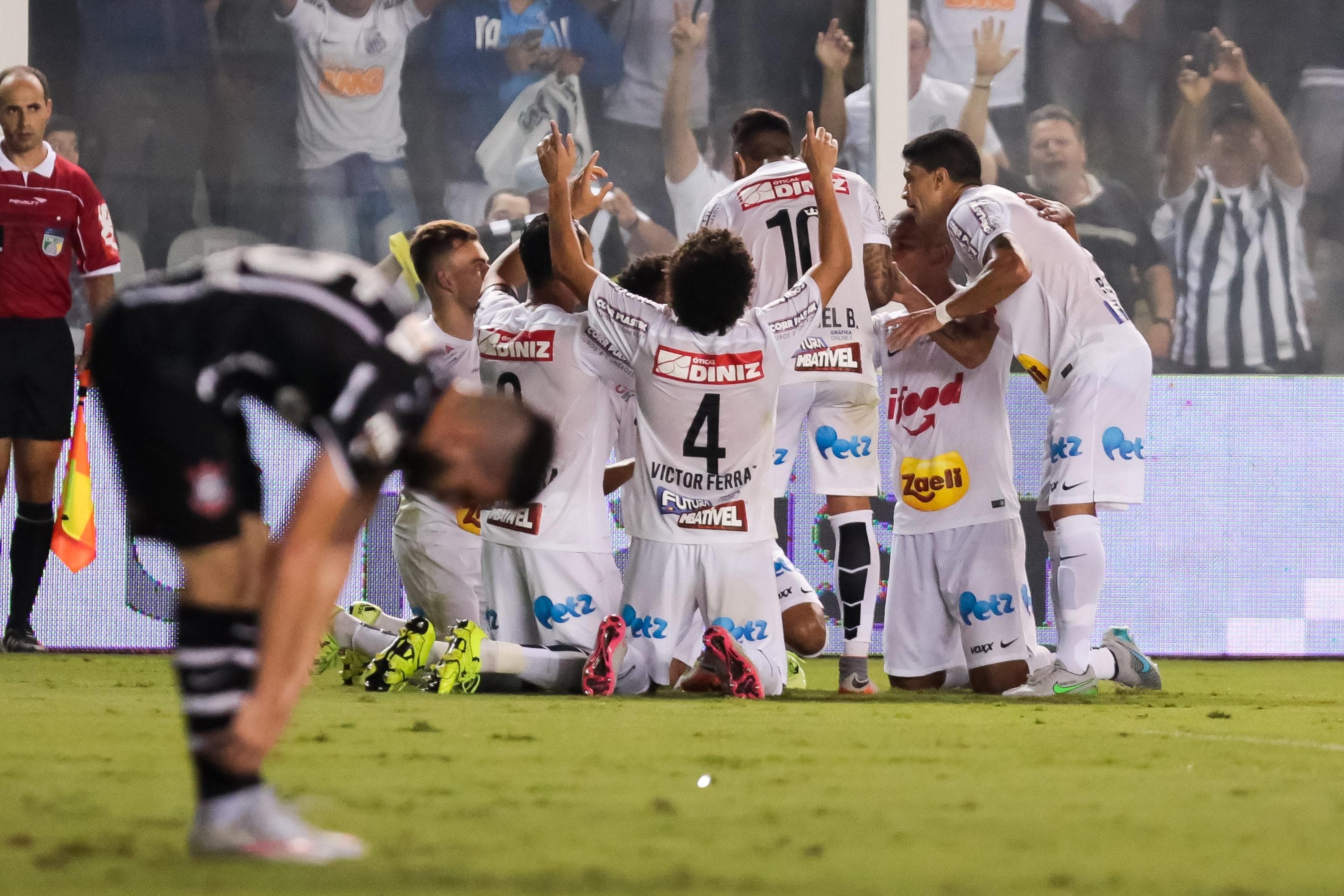 Jogadores do Santos comemoram gol contra o Corinthians pela Copa do Brasil na Vila Belmiro - 19/08/2015
